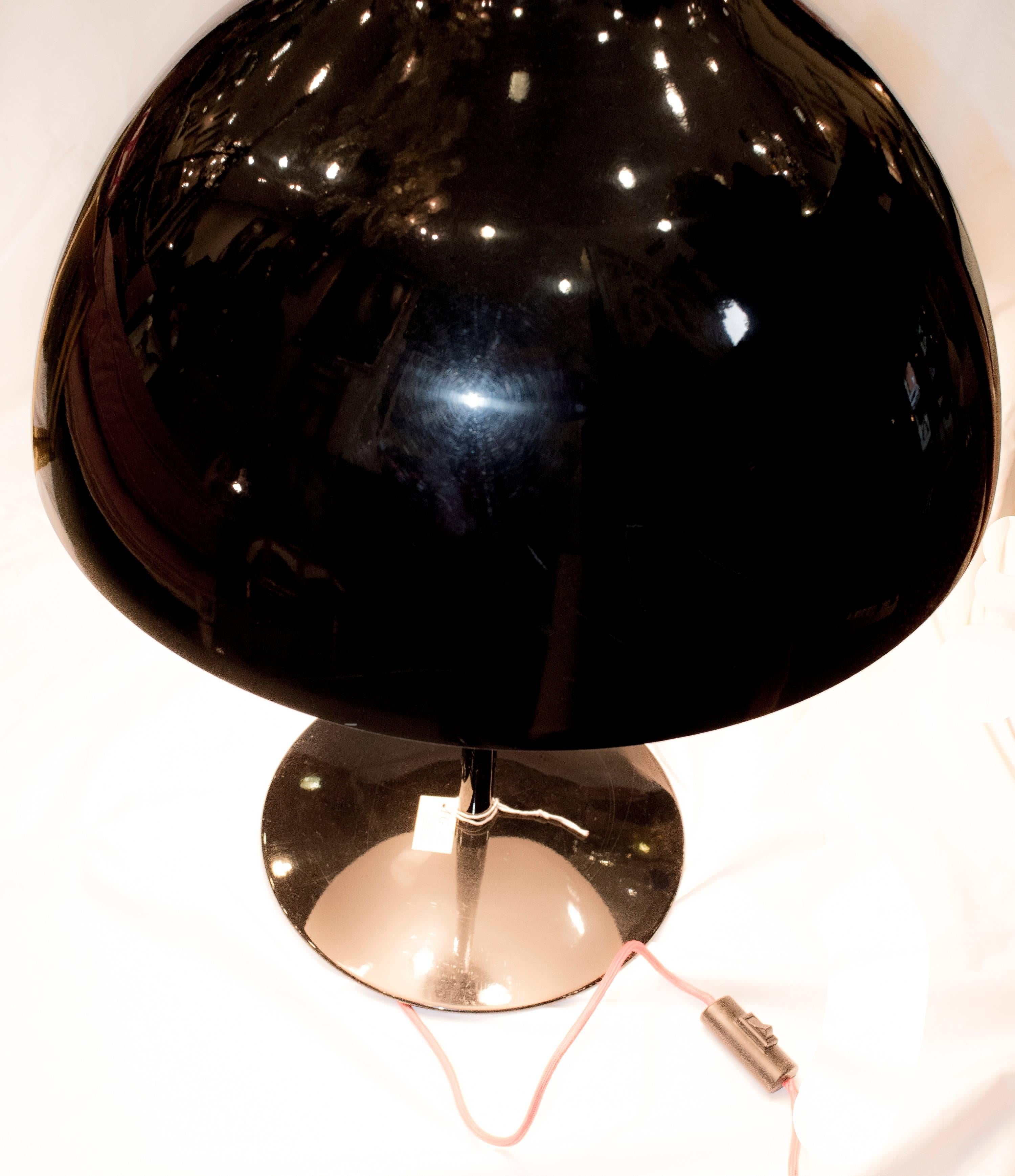 Tischlampe aus schwarzem Metall aus dem 20. Jahrhundert, um 1980. Wahrscheinlich ein italienisches Design. In einem sehr guten Zustand für den Gebrauch und das Alter.
Tischlampe aus schwarzem Metall aus dem 20. Jahrhundert, um 1980. Wahrscheinlich