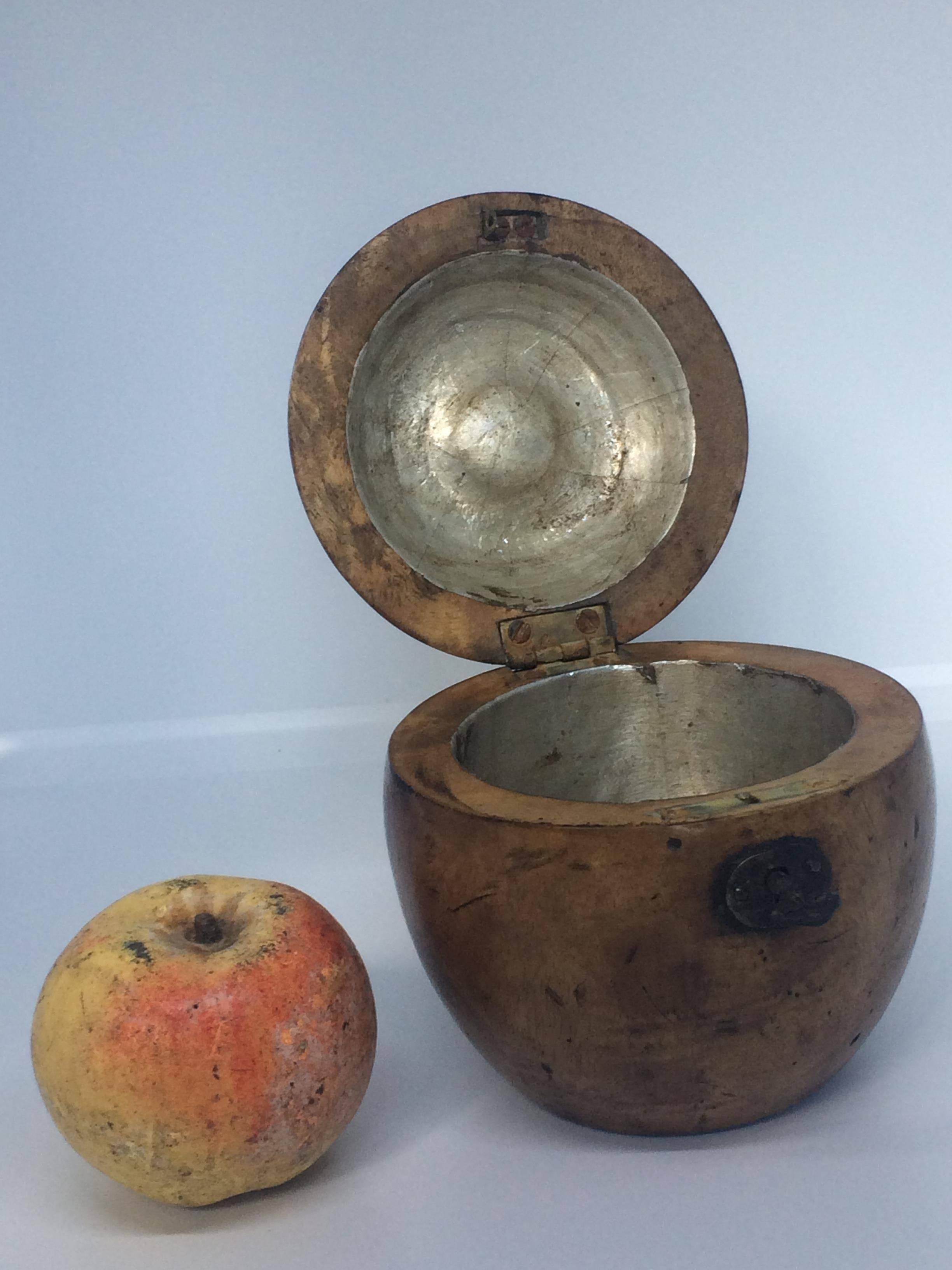Hand-Carved Early 19th Century Fruitwood Carved Apple Tea Caddy For Sale
