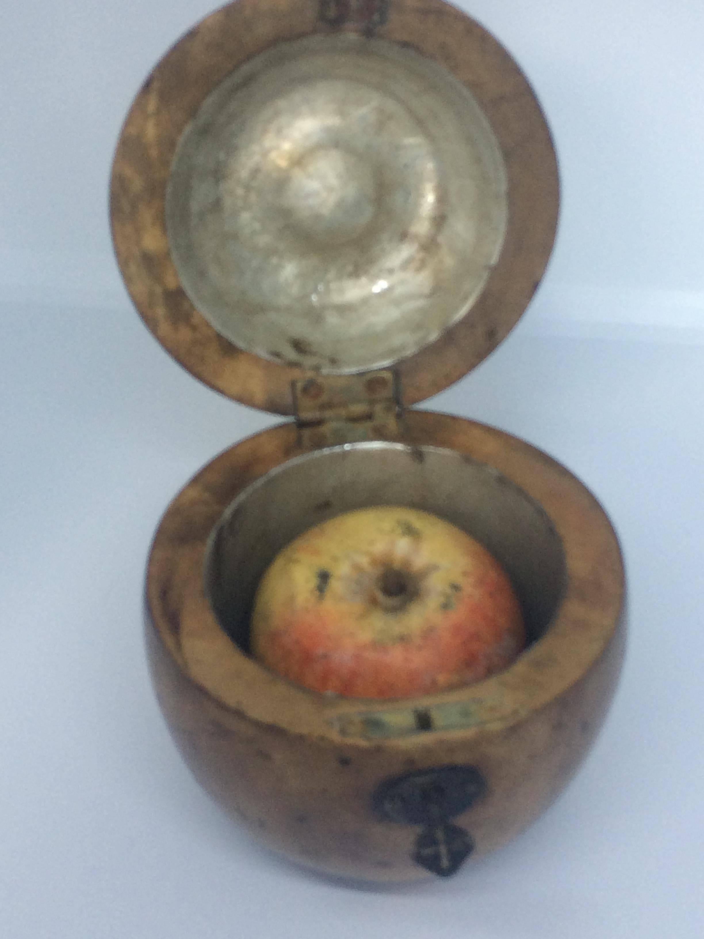 Early 19th Century Fruitwood Carved Apple Tea Caddy In Excellent Condition For Sale In Gent, BE