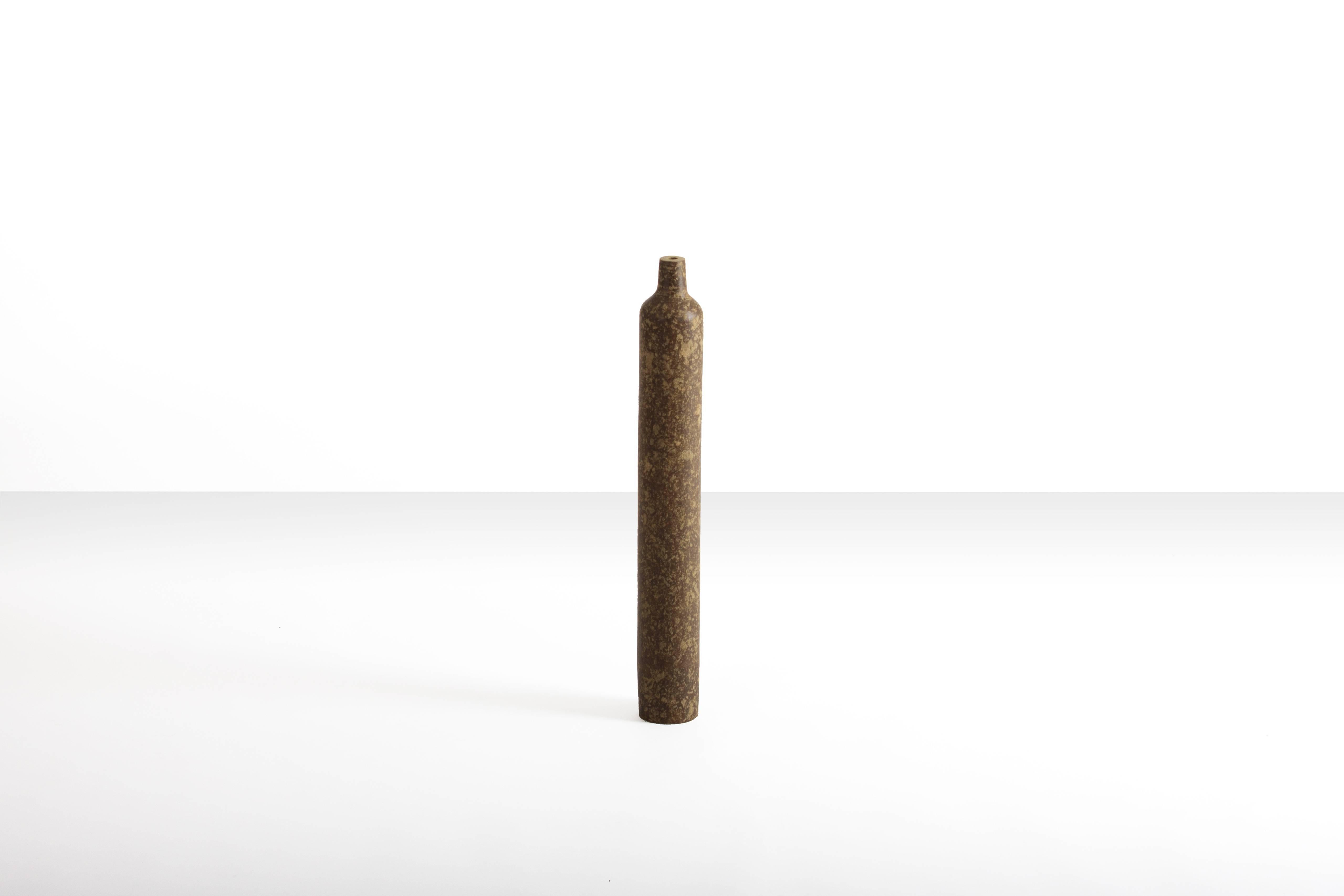 Medium ribbed Anfora vase by contemporary artist Domingos Tótora, made of recycled cardboard. Not suitable for water.

About the artist:
Domingos Tótora (born and raised in Maria da Fé, Brazil, 1960) creates objects and sculptures where beauty is