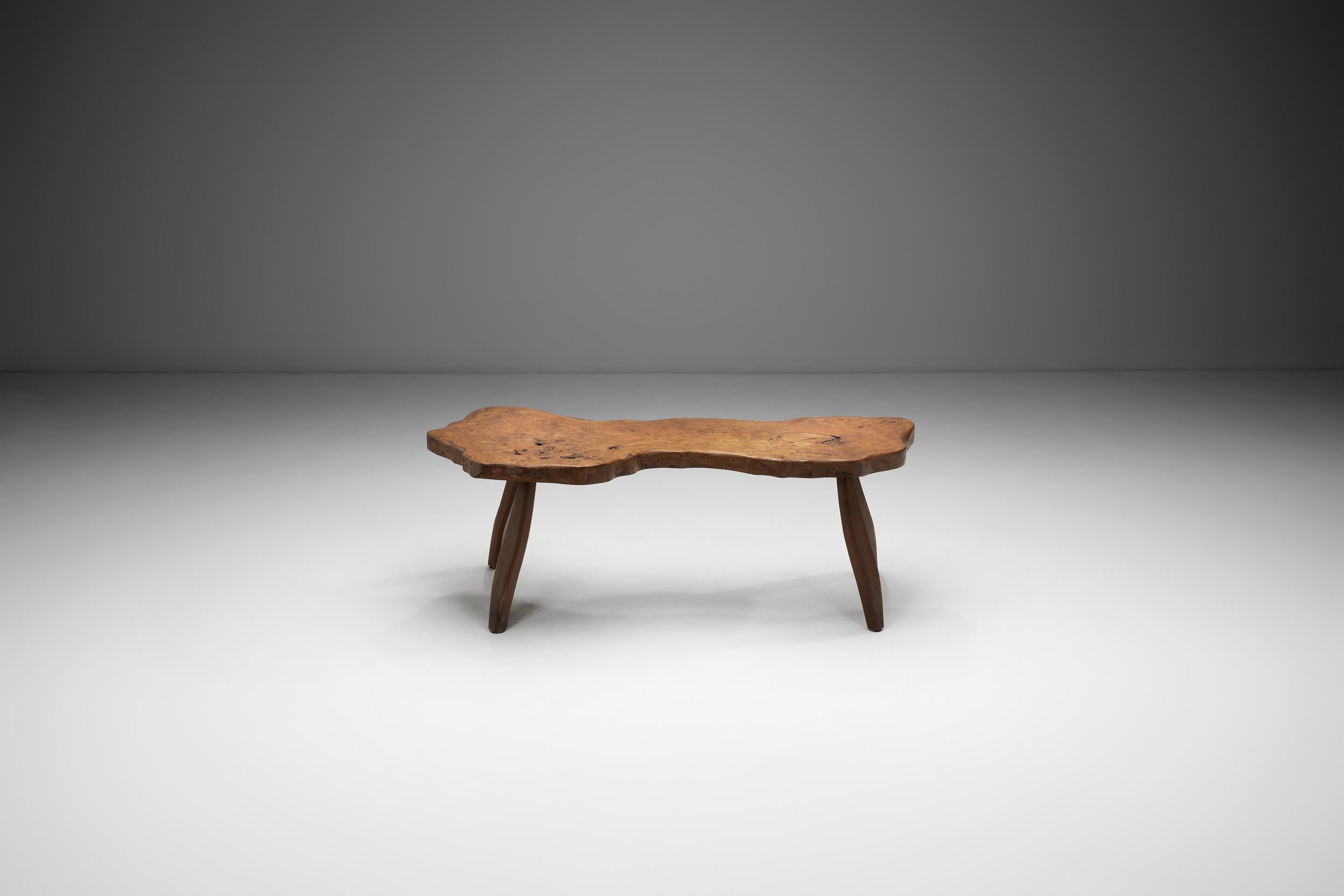 Mid-Century Modern Table basse en orme de style brutaliste, Europe, vers 1960 en vente