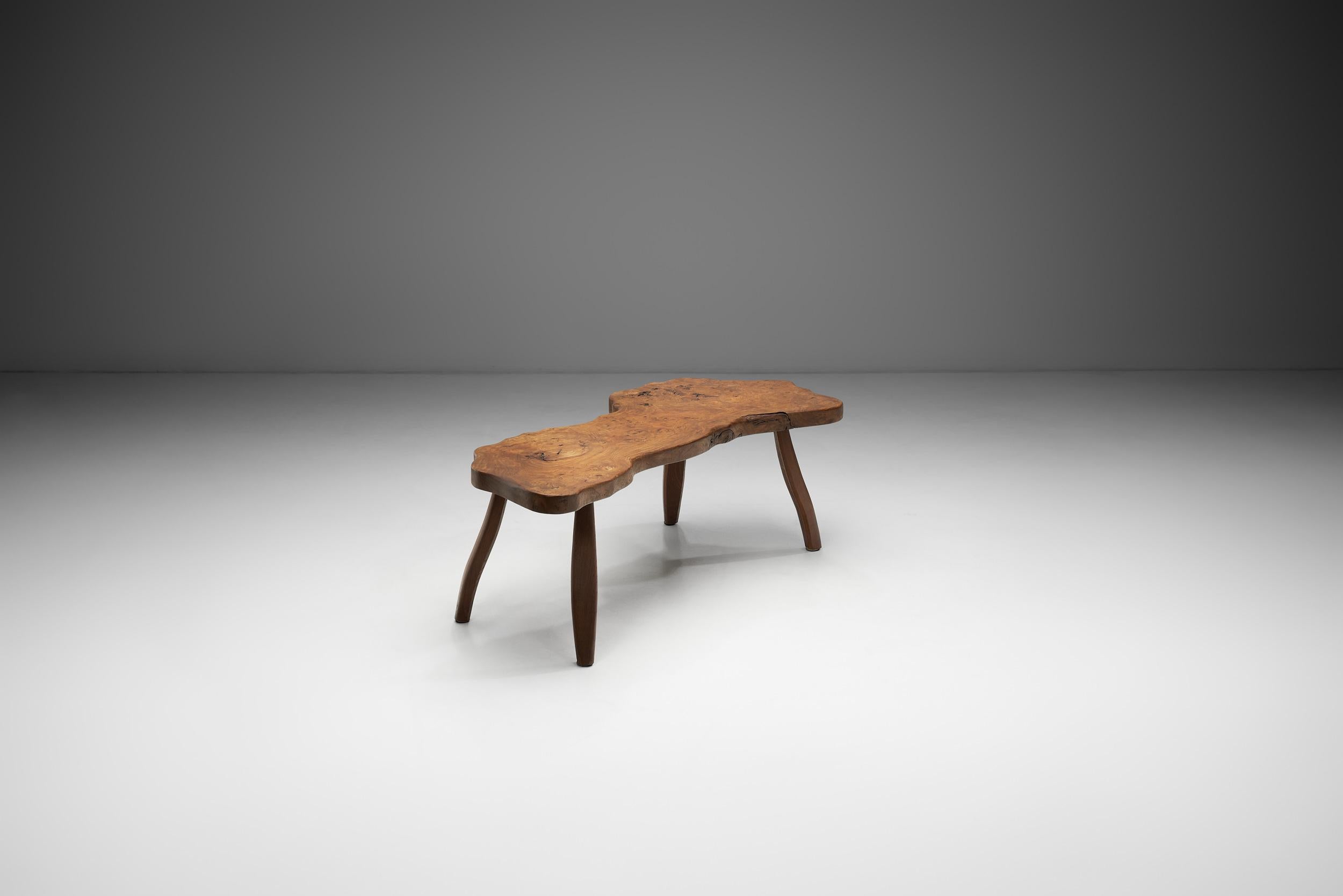 Européen Table basse en orme de style brutaliste, Europe, vers 1960 en vente