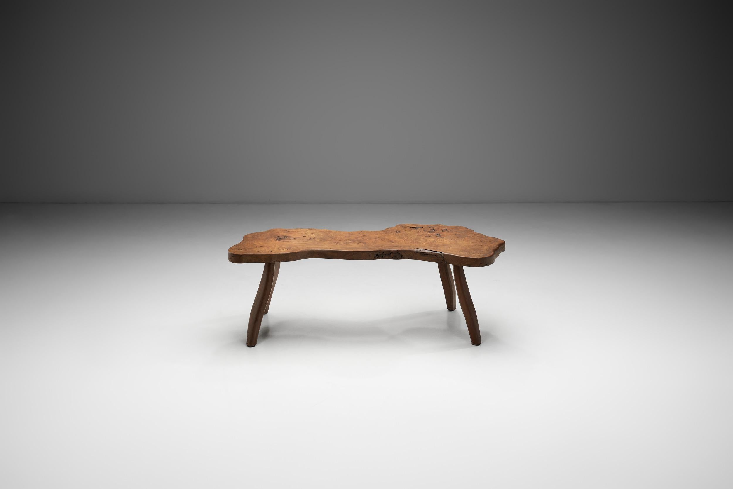 Table basse en orme de style brutaliste, Europe, vers 1960 Bon état - En vente à Utrecht, NL