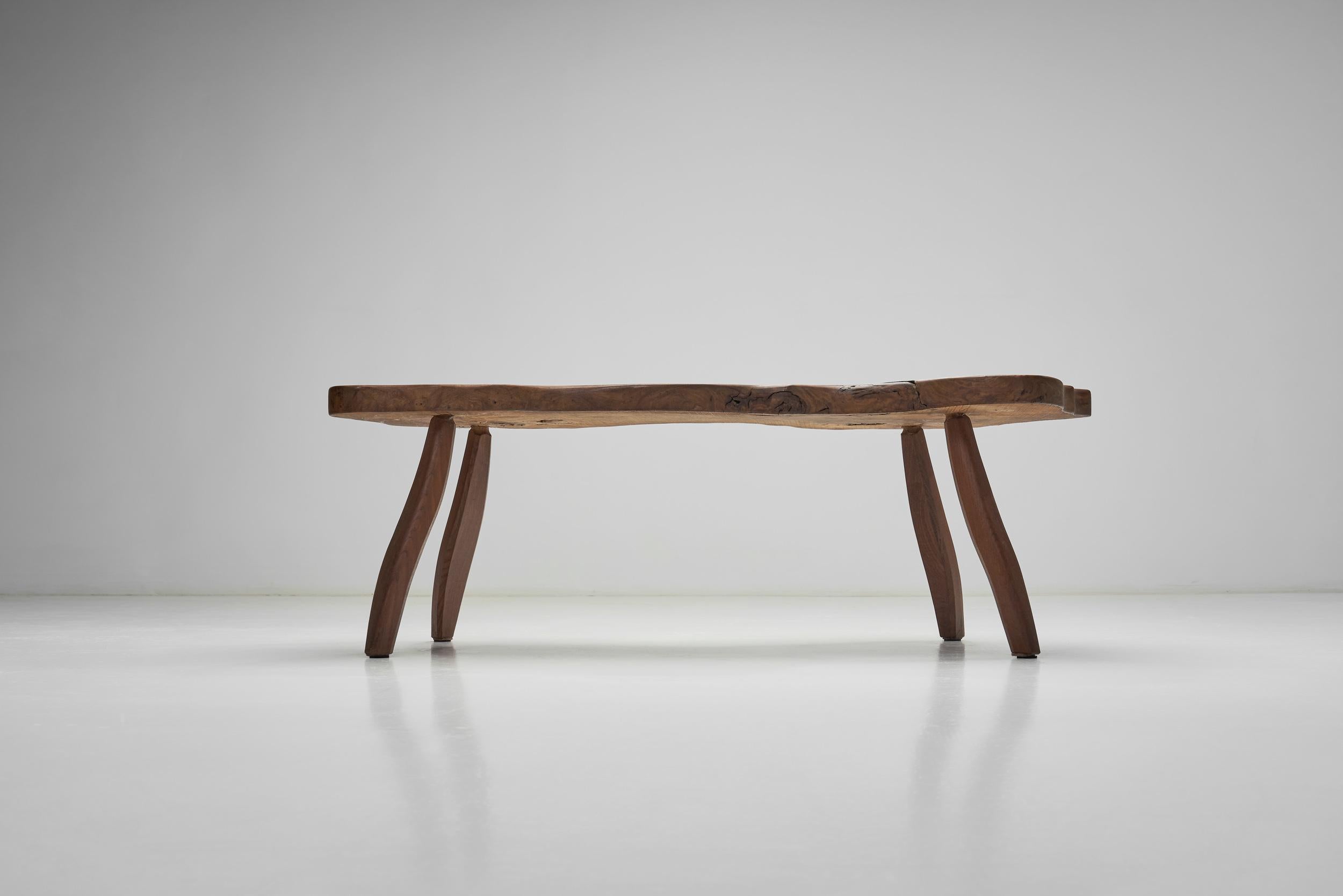 Milieu du XXe siècle Table basse en orme de style brutaliste, Europe, vers 1960 en vente