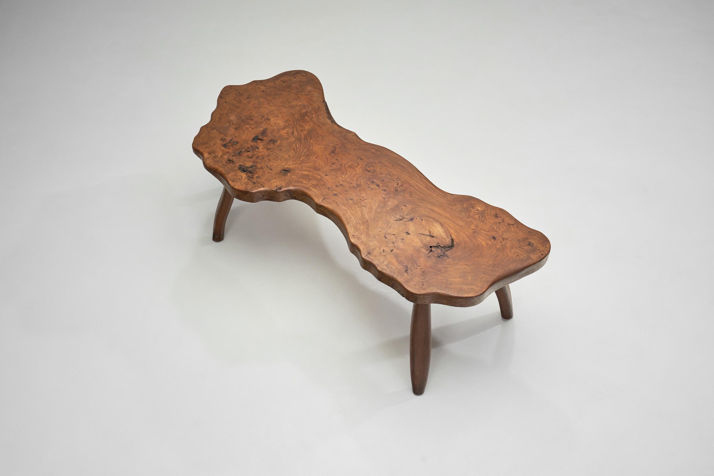 Orme Table basse en orme de style brutaliste, Europe, vers 1960 en vente