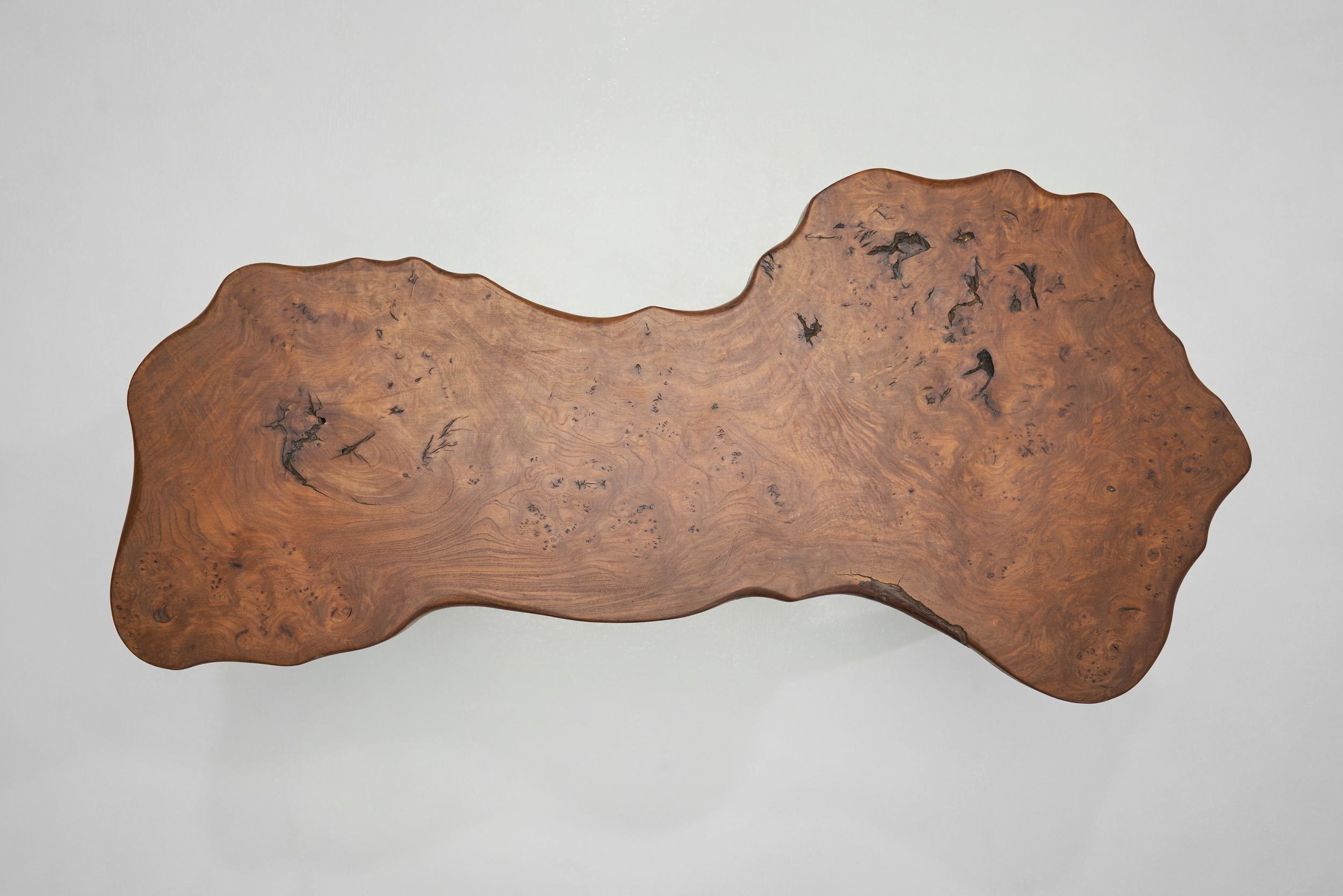 Table basse en orme de style brutaliste, Europe, vers 1960 en vente 1