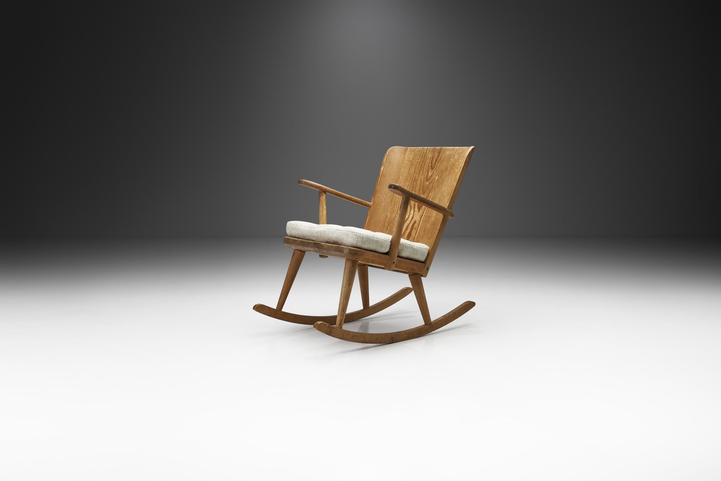 Oltre ad avere un ruolo di primo piano sia nell'architettura che nella cultura pop, le sedie a dondolo hanno consolidato il loro posto anche nella storia del design scandinavo. Come dimostra questo modello di Göran Malmvall, la funzionalità può
