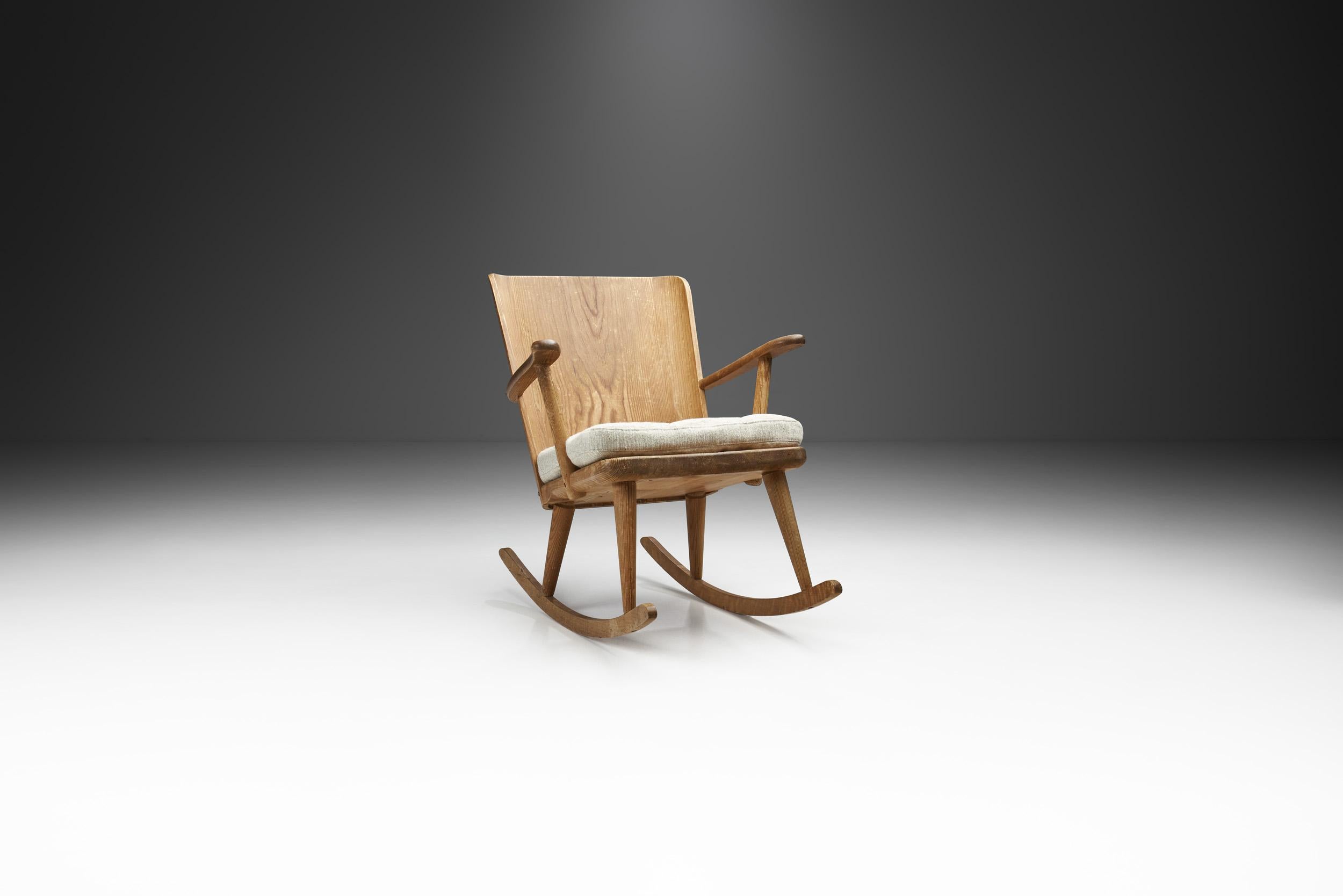 Mid-Century moderno Sedia a dondolo Göran Malmvall per Karl Andersson & Söner, Svezia, anni '40 in vendita
