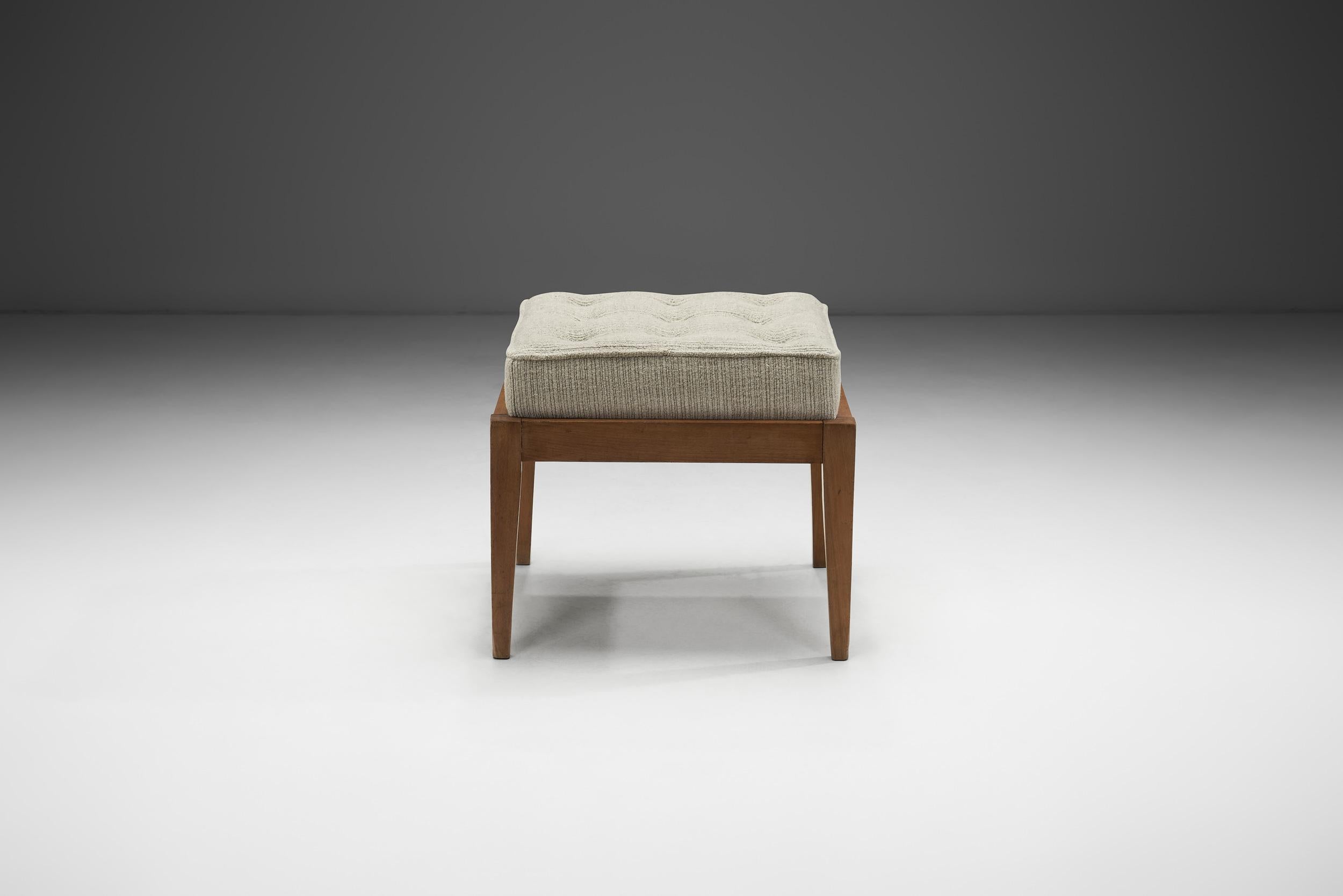 Hocker mit gepolstertem Sitz von La Compagnie des Arts Français, Frankreich 1940er Jahre (Moderne der Mitte des Jahrhunderts) im Angebot