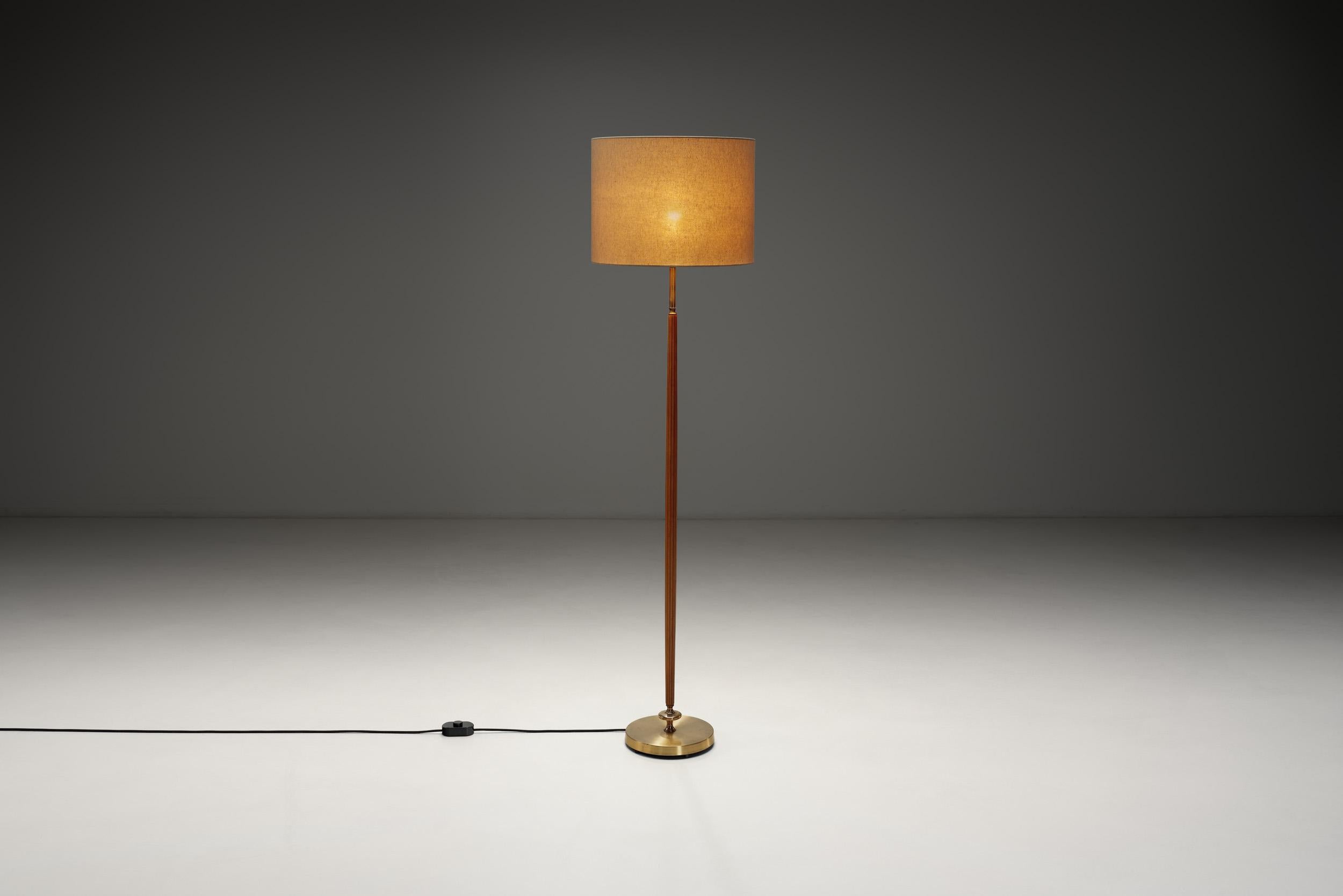Falkenbergs Belysning, un distinguido fabricante sueco de iluminación, se dio a conocer a mediados del siglo XX por sus diseños refinados y funcionales que equilibraban la artesanía tradicional con la elegancia modernista. Inspirándose en las señas