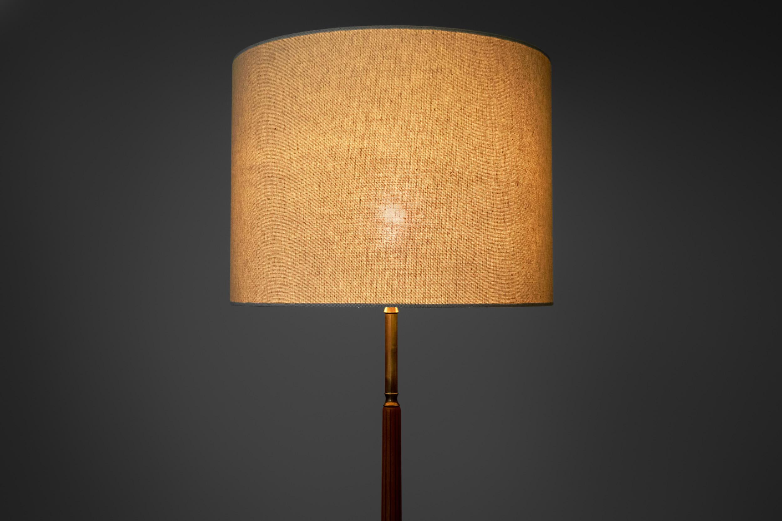 Lámpara de pie de latón y madera de Falkenbergs Belysning, Suecia Mediados del siglo XX en venta 6
