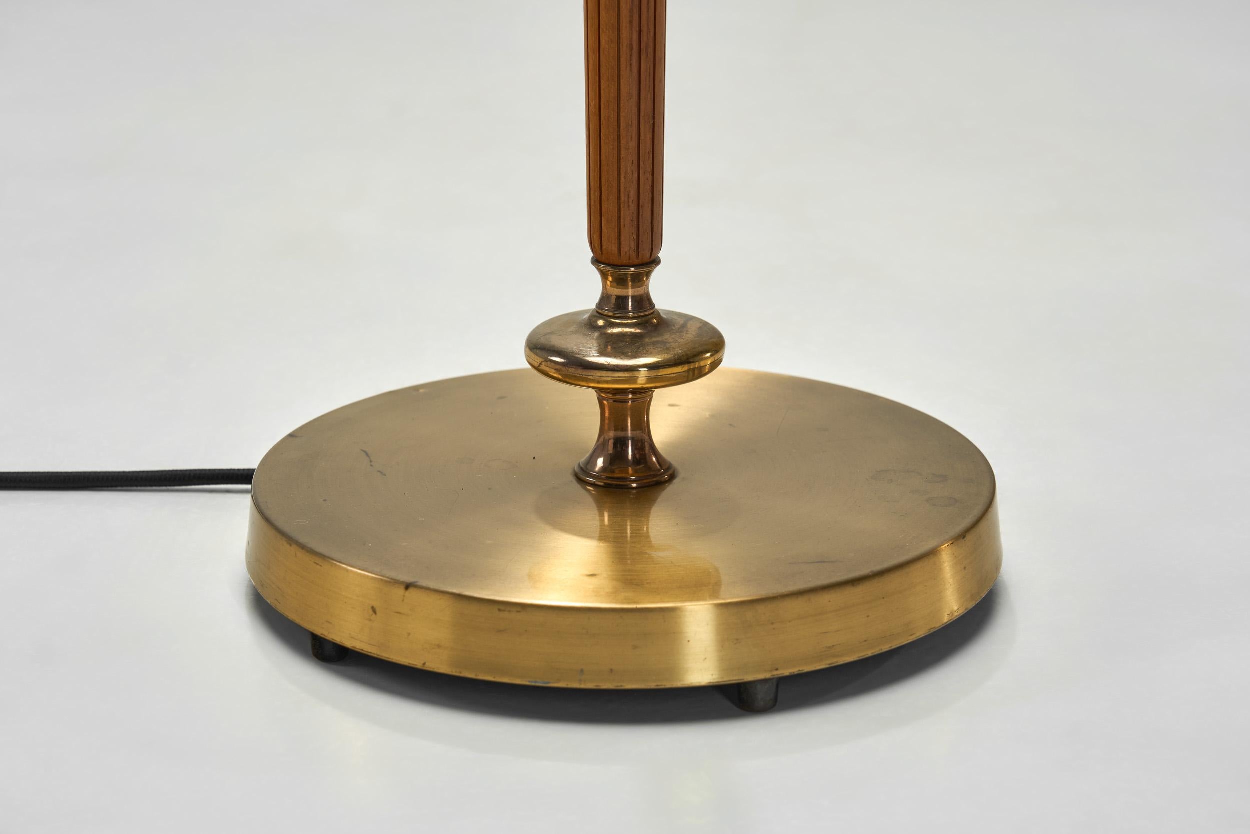 Lámpara de pie de latón y madera de Falkenbergs Belysning, Suecia Mediados del siglo XX en venta 10