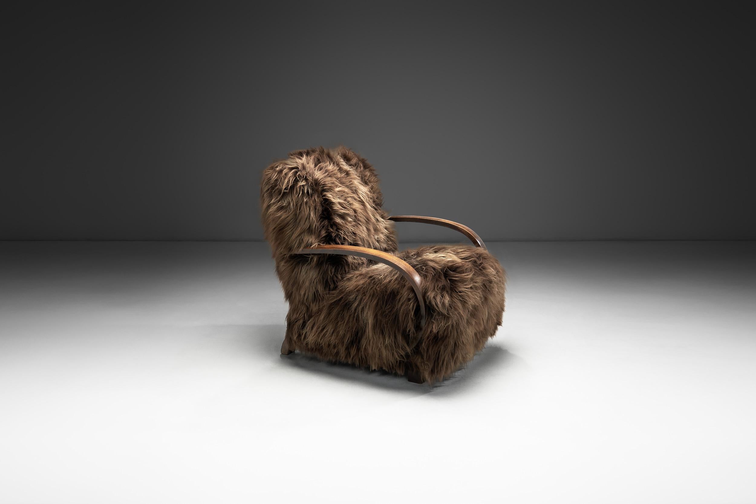 Jindřich Halabala Sillón tapizado de piel de oveja, Checoslovaquia Años 30 en Bueno estado para la venta en Utrecht, NL