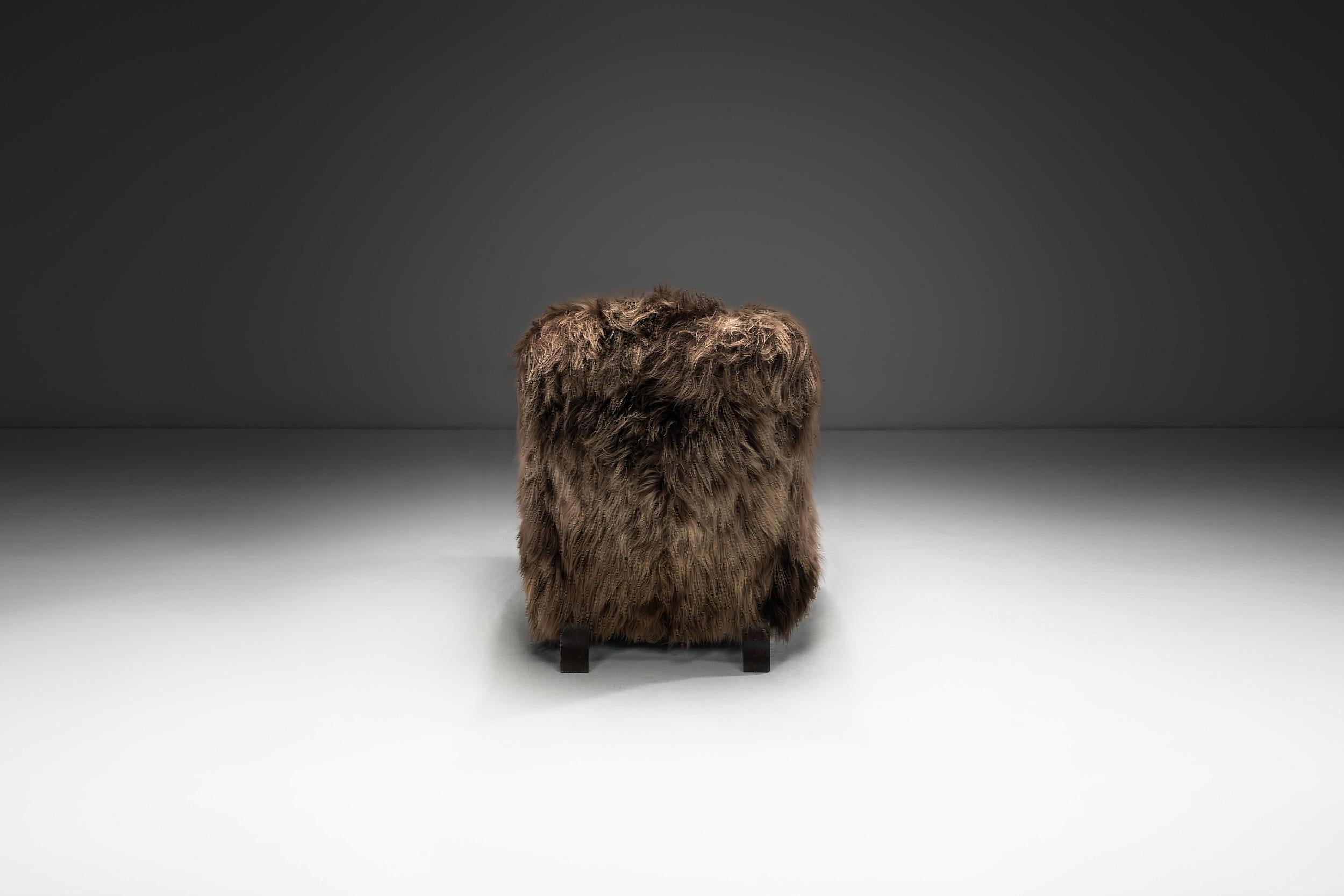 Jindřich Halabala Sillón tapizado de piel de oveja, Checoslovaquia Años 30 mediados del siglo XX en venta