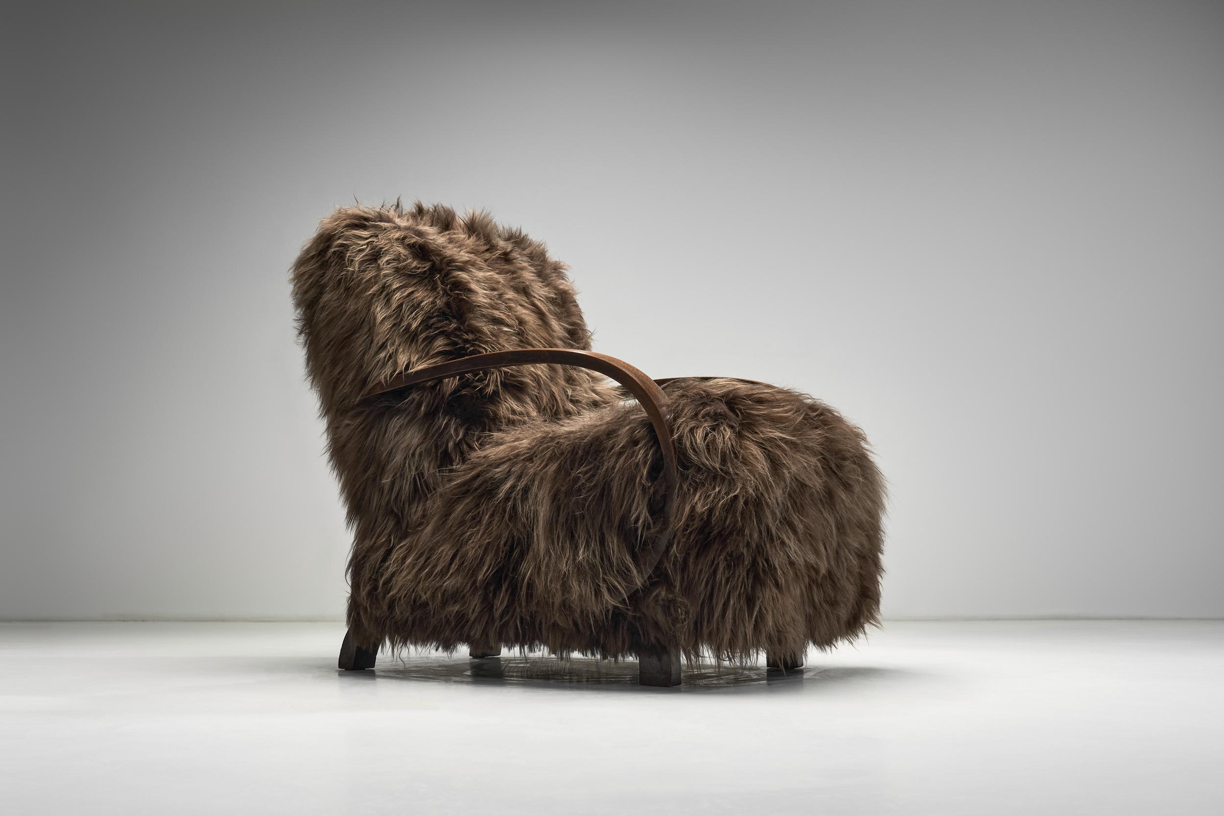 Jindřich Halabala Sillón tapizado de piel de oveja, Checoslovaquia Años 30 en venta 1
