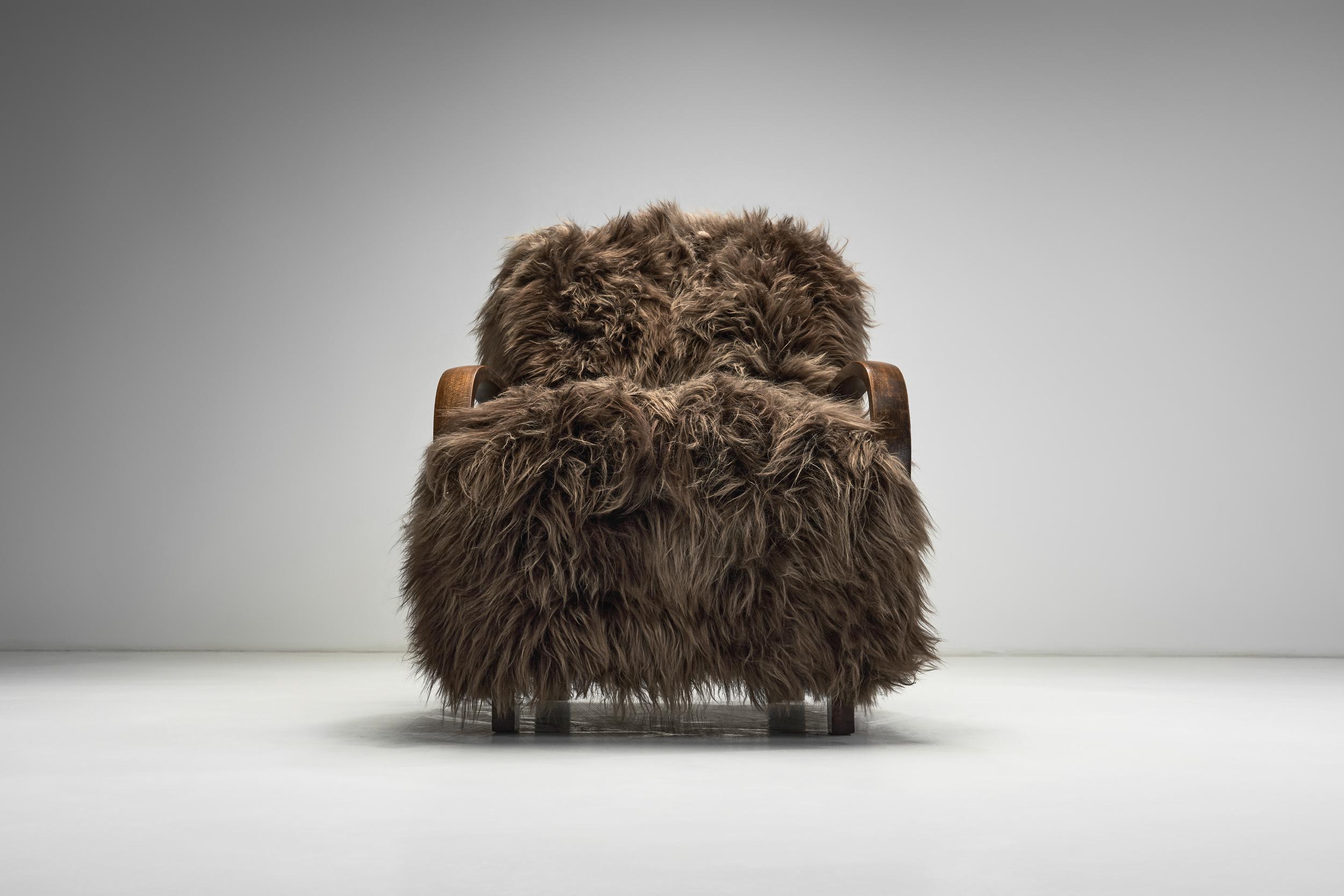 Jindřich Halabala Sillón tapizado de piel de oveja, Checoslovaquia Años 30 en venta 2