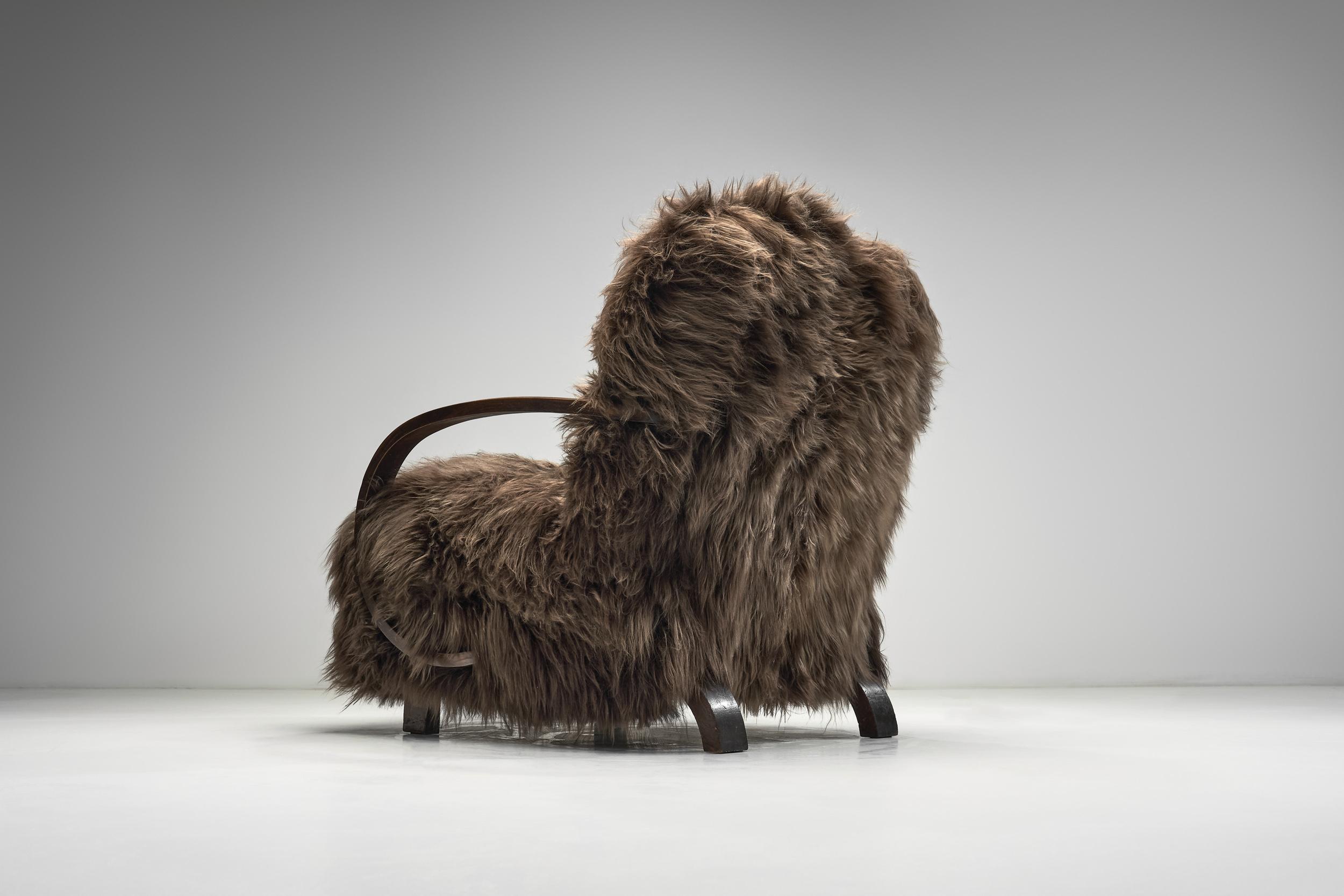Jindřich Halabala Sillón tapizado de piel de oveja, Checoslovaquia Años 30 en venta 8