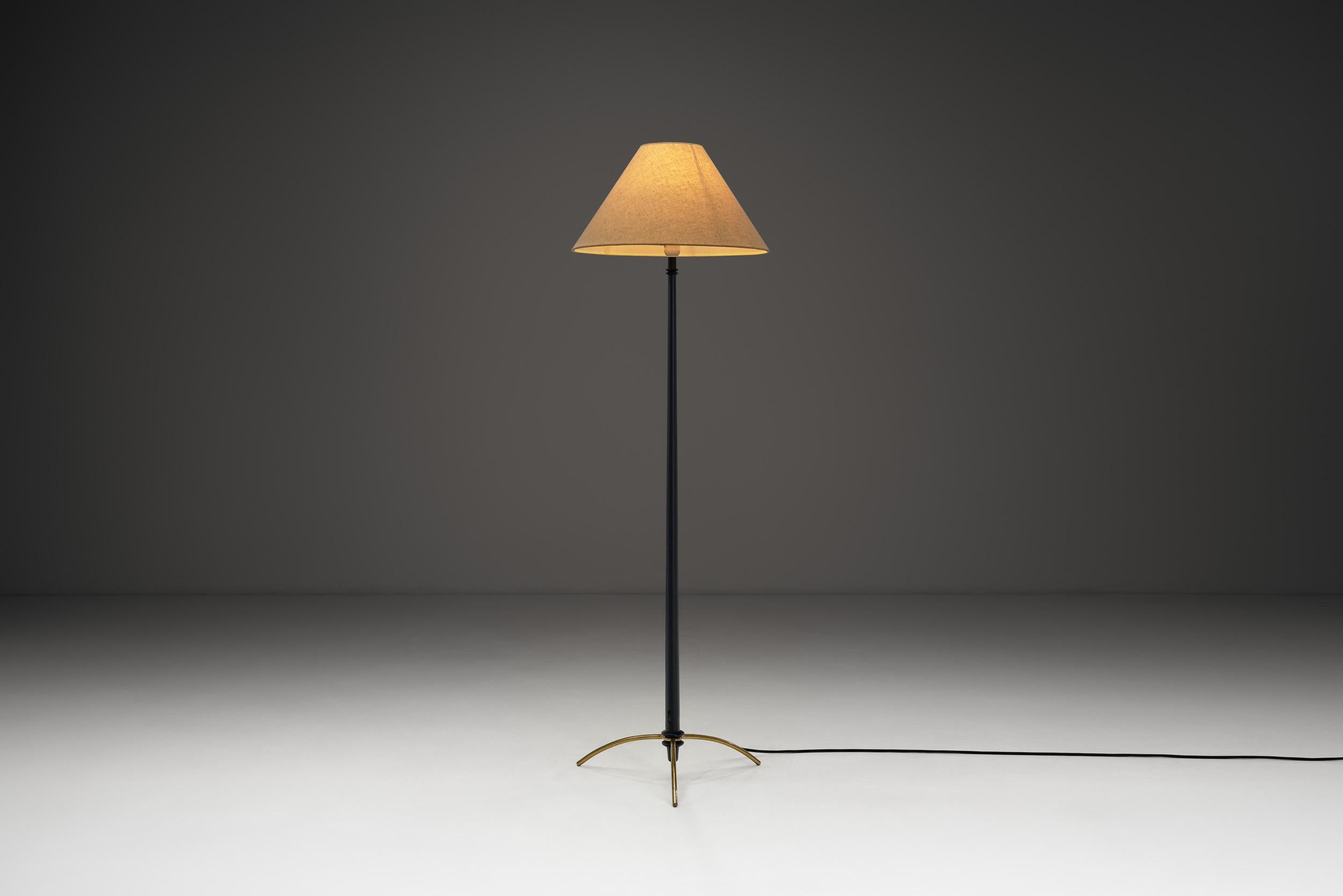 Hans-Agne Agnes était un concepteur de luminaires suédois de renom, qui a joué un rôle crucial dans l'élaboration de l'esthétique du design suédois au milieu et même à la fin du XXe siècle. Fidèle à la vision du design de Jakobsson, ce modèle de