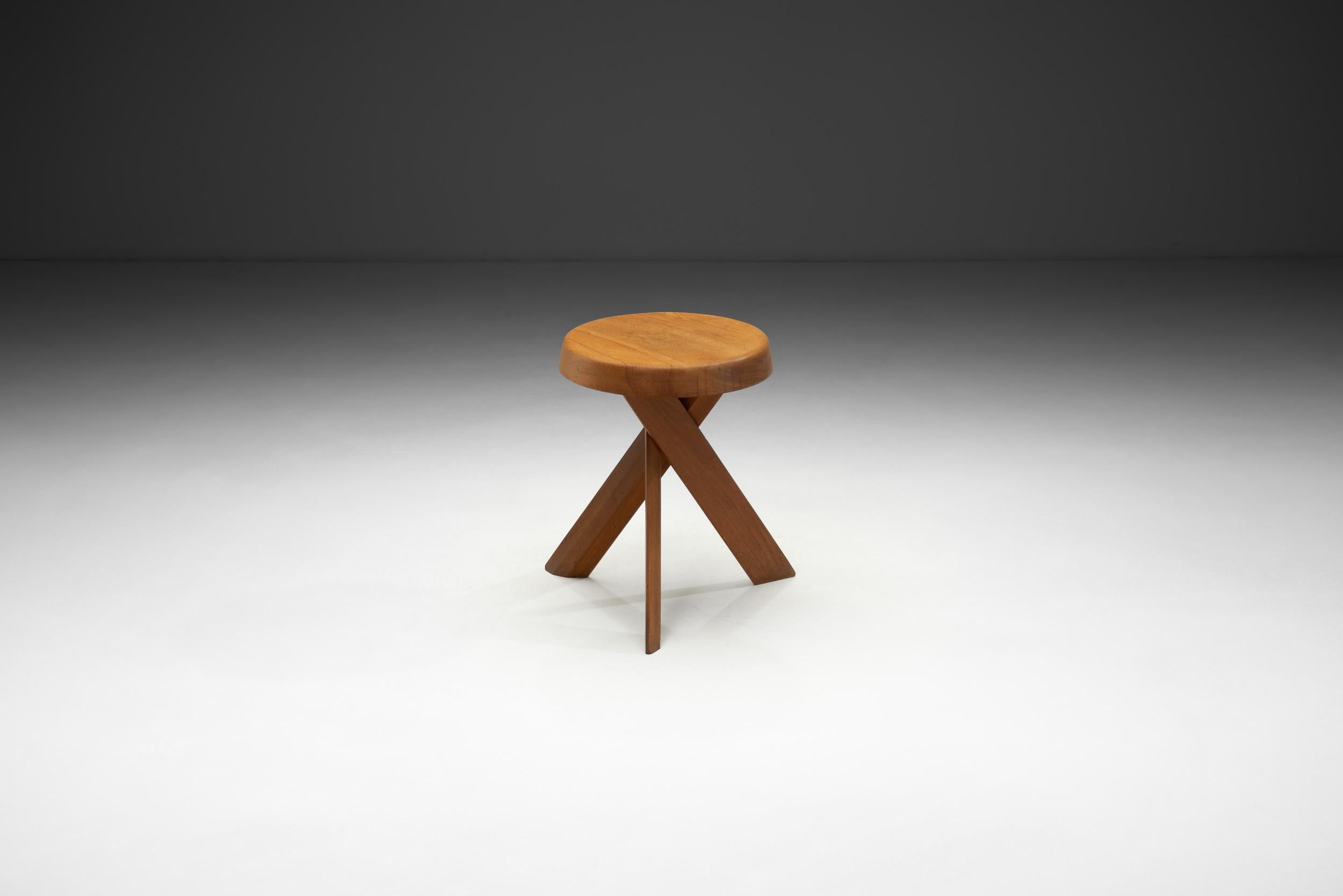 Pierre Chapo was inspired by Frank Lloyd Wright's balanced lines, Corbusier's research on proportions and the Bauhaus. The three principles that motivated him were material, form, and function. Despite his love for the imperfect, he measured his