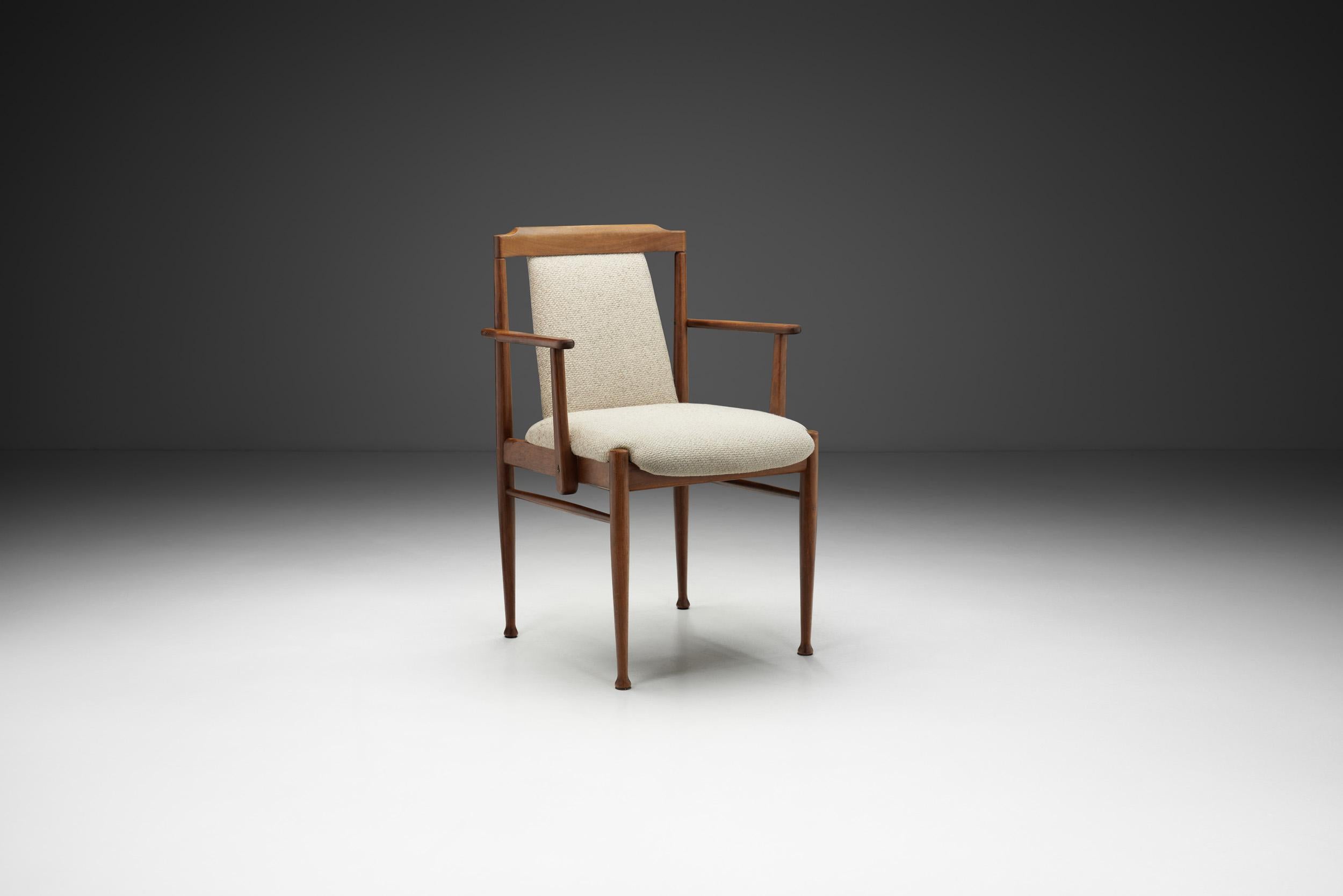 Enraizado en el refinado linaje del modernismo europeo del siglo XX, este sillón refleja la elegante sobriedad del diseño escandinavo e italiano de mediados de siglo. Encarna un periodo en el que la forma seguía a la función con claridad, y los