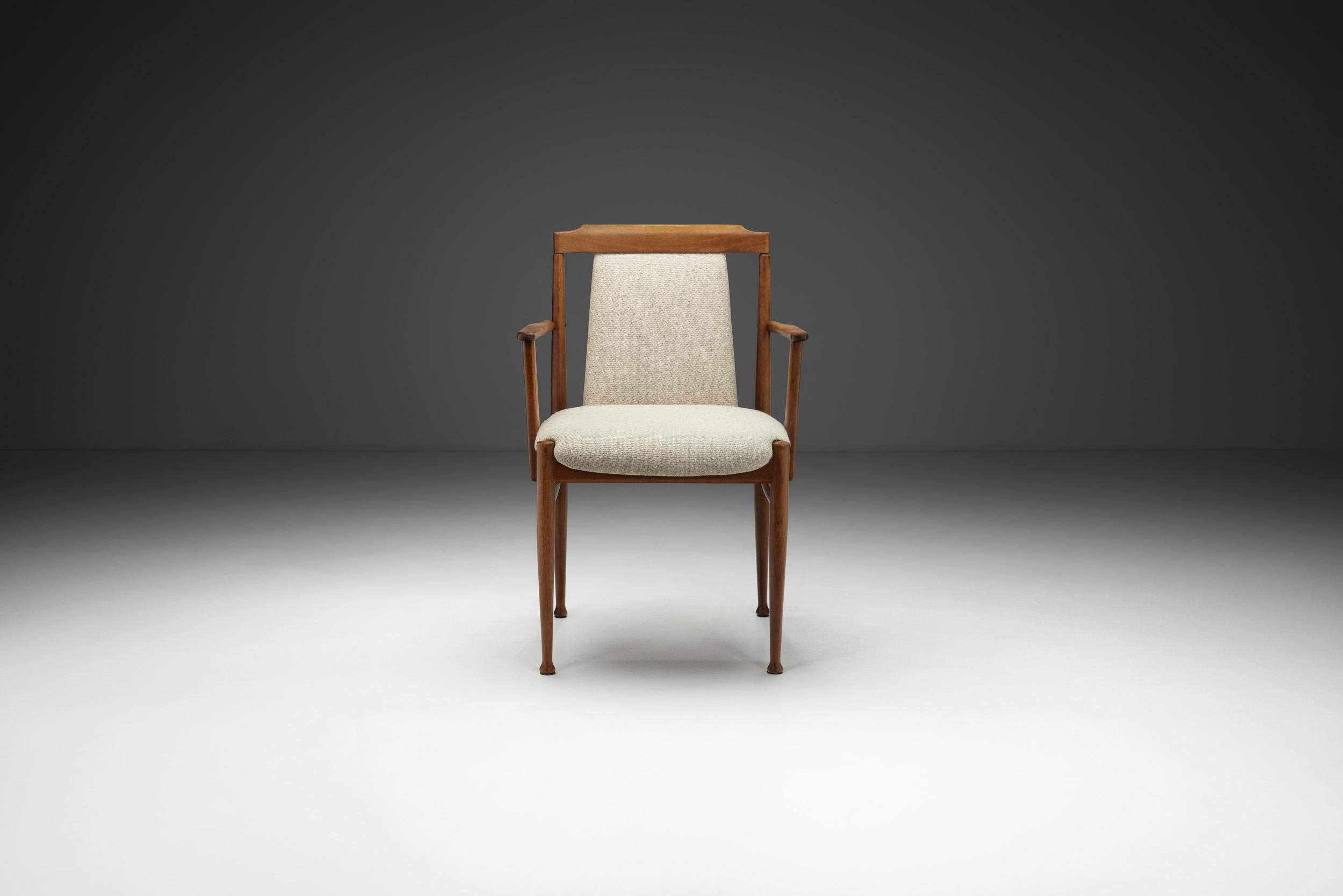 Sillón de madera maciza con asiento tapizado, Europa Siglo XX Moderno de mediados de siglo en venta