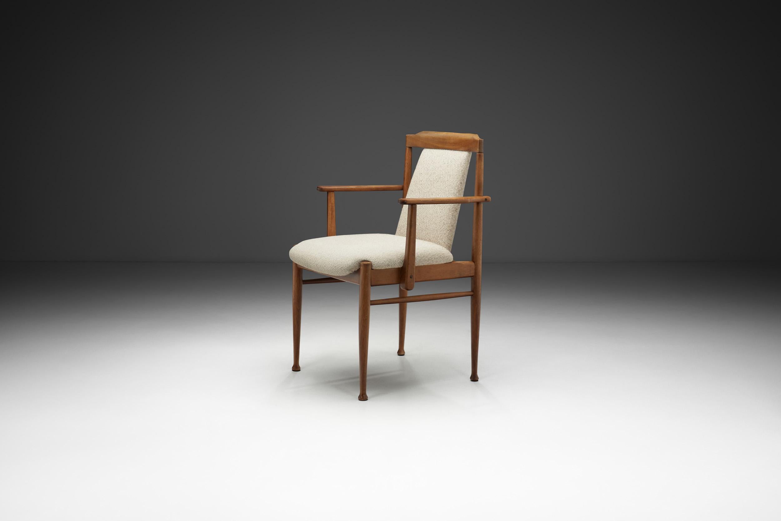 Sillón de madera maciza con asiento tapizado, Europa Siglo XX Europeo en venta