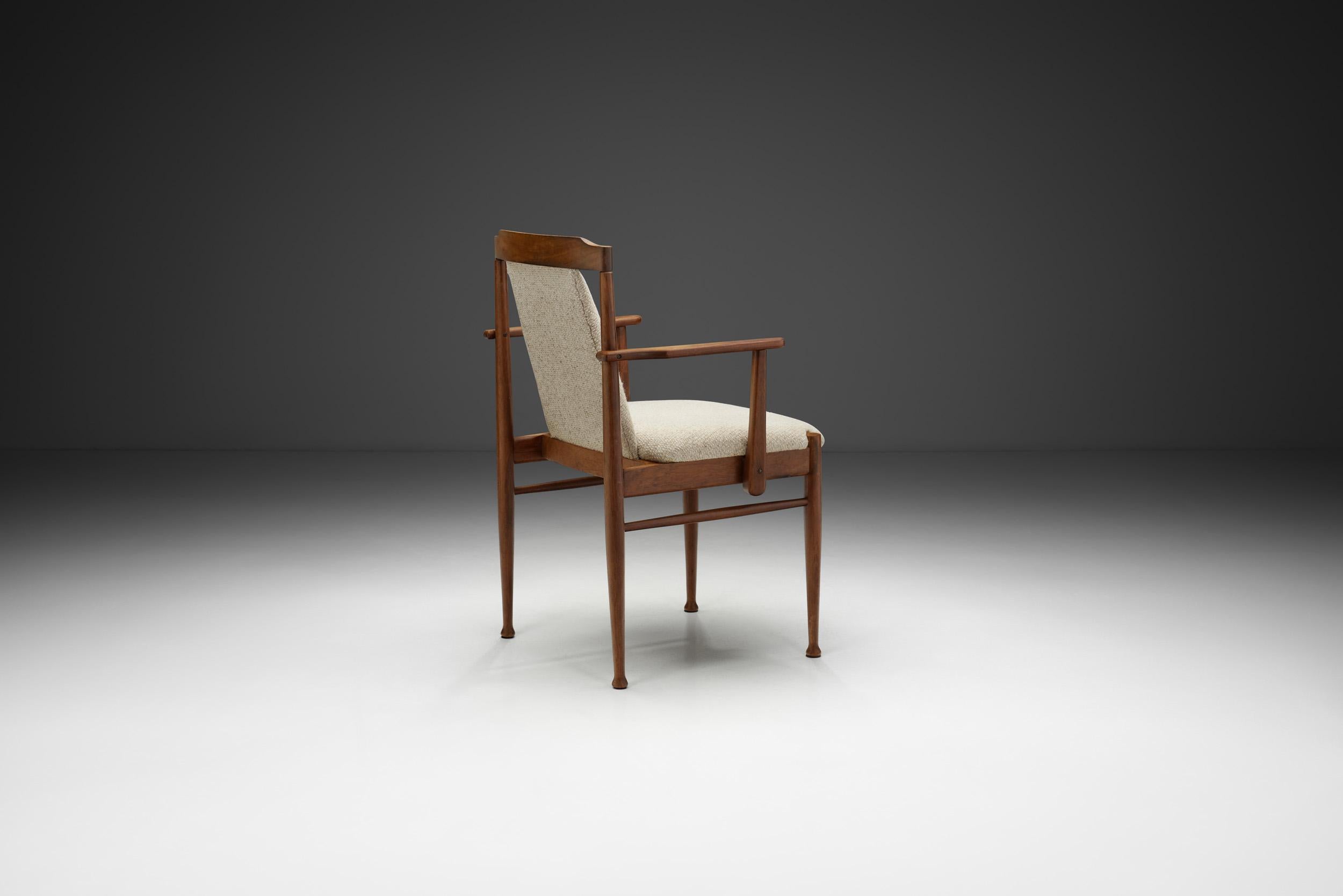 Sillón de madera maciza con asiento tapizado, Europa Siglo XX en Bueno estado para la venta en Utrecht, NL
