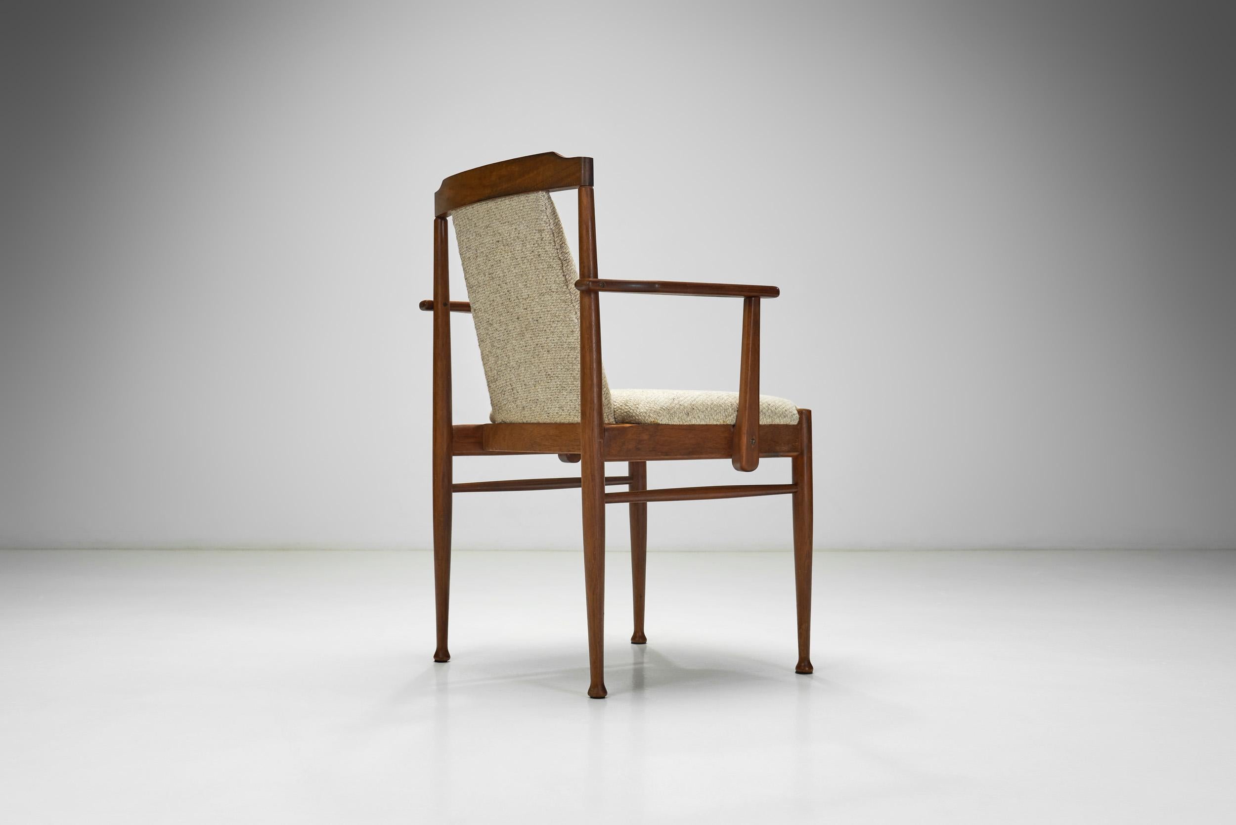 Sillón de madera maciza con asiento tapizado, Europa Siglo XX siglo XX en venta