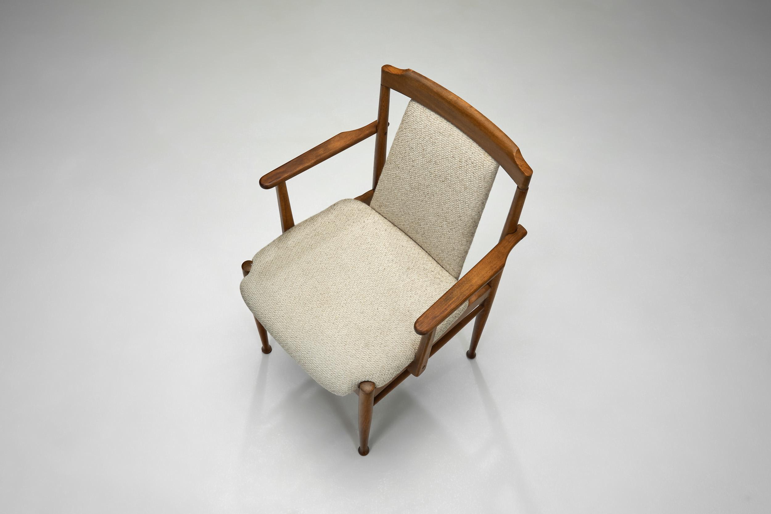 Sillón de madera maciza con asiento tapizado, Europa Siglo XX Madera en venta