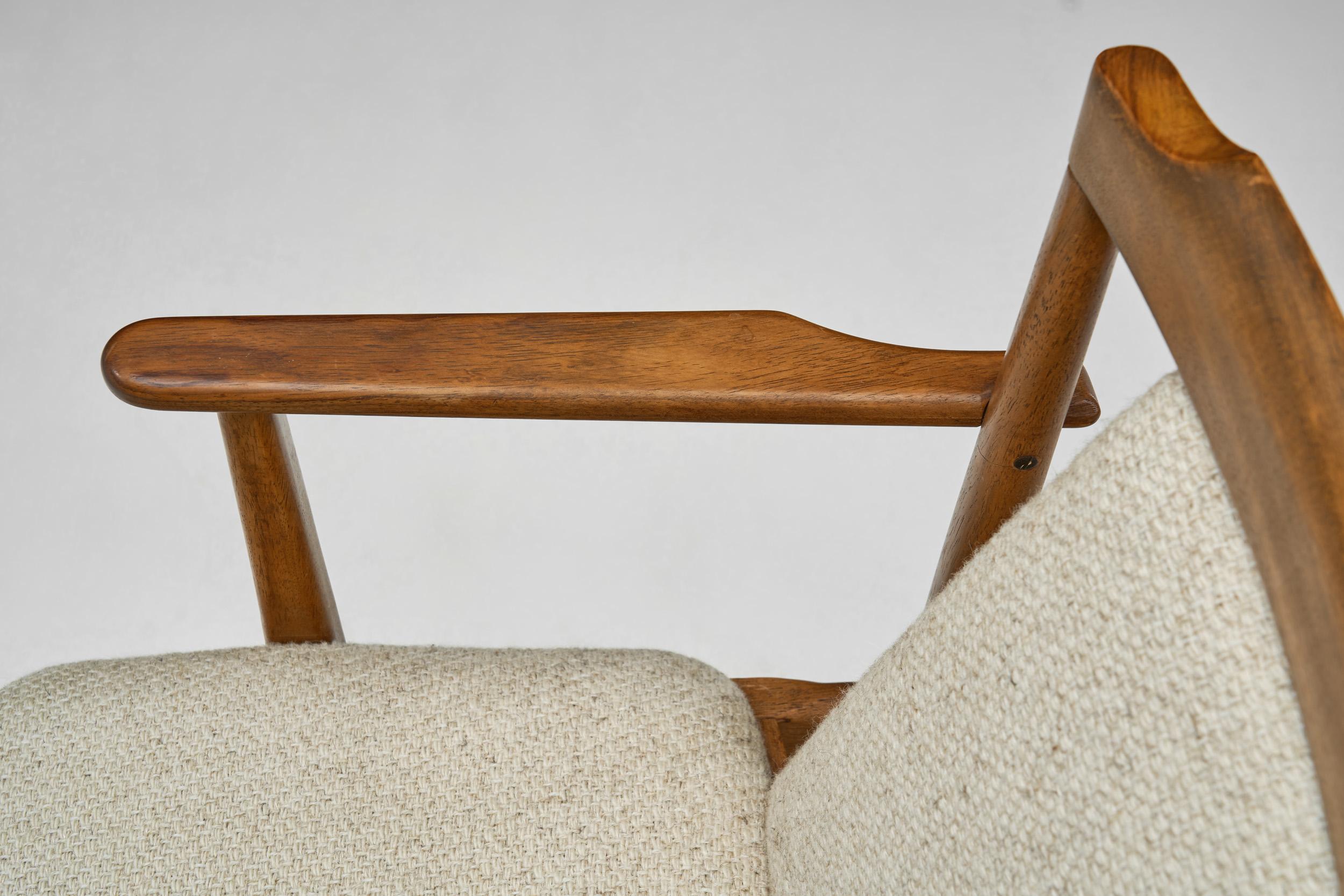 Sillón de madera maciza con asiento tapizado, Europa Siglo XX en venta 1