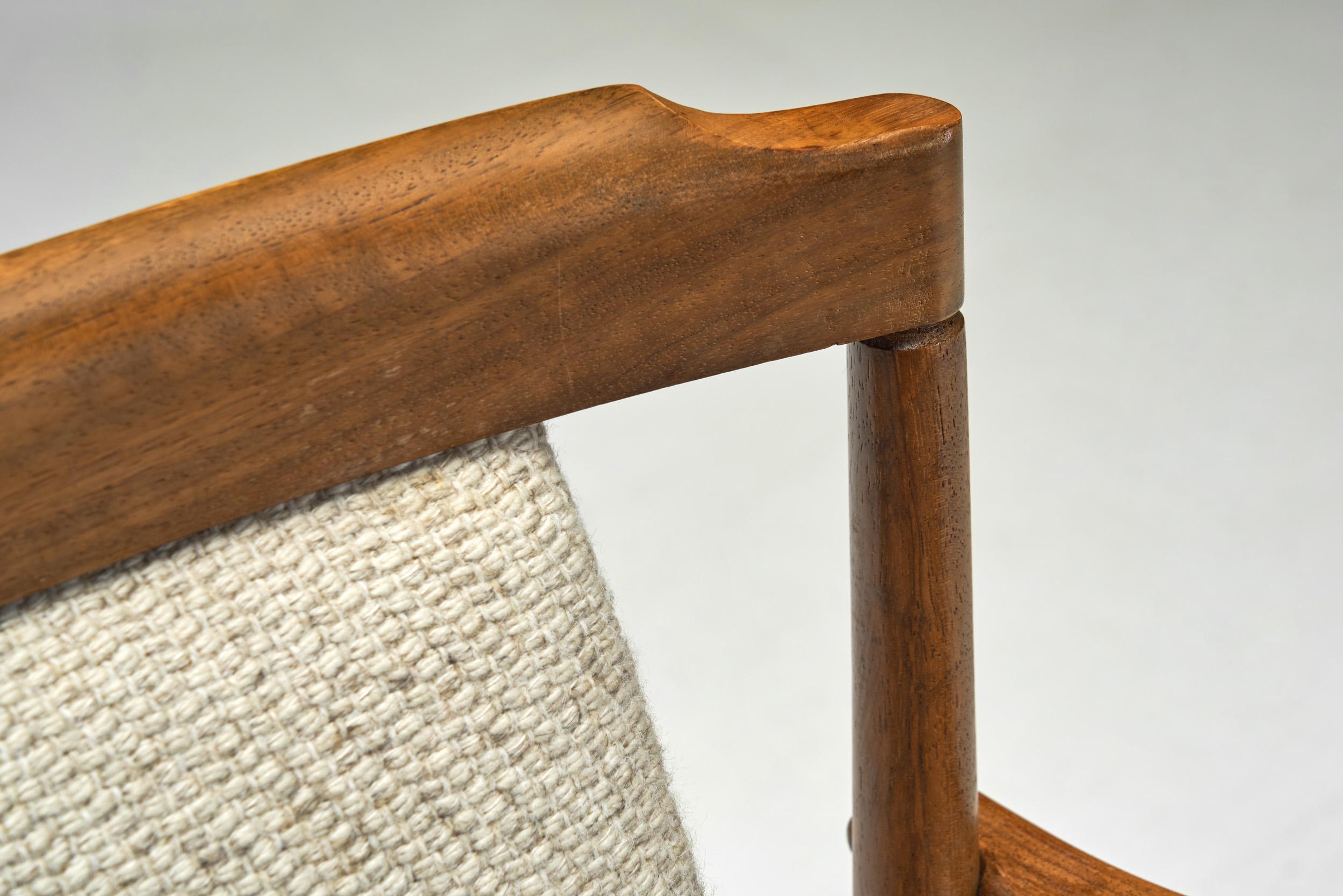 Sillón de madera maciza con asiento tapizado, Europa Siglo XX en venta 2
