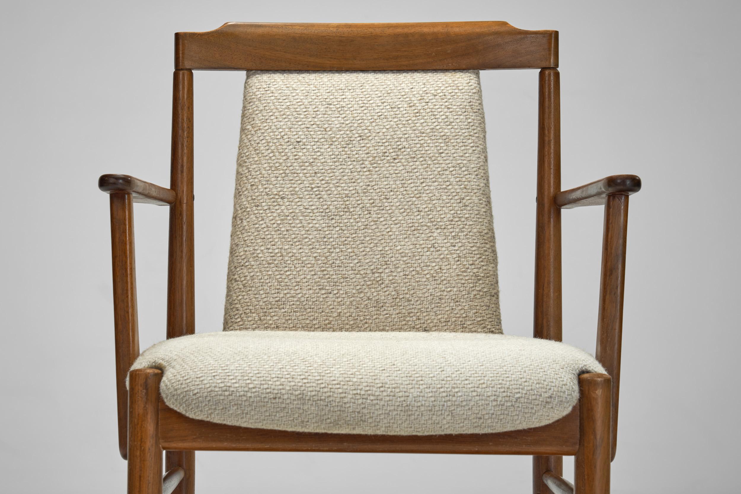 Sillón de madera maciza con asiento tapizado, Europa Siglo XX en venta 3