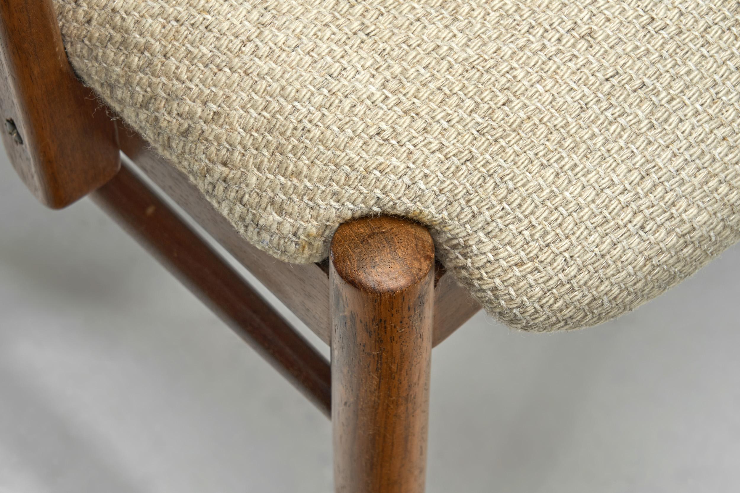 Sillón de madera maciza con asiento tapizado, Europa Siglo XX en venta 5
