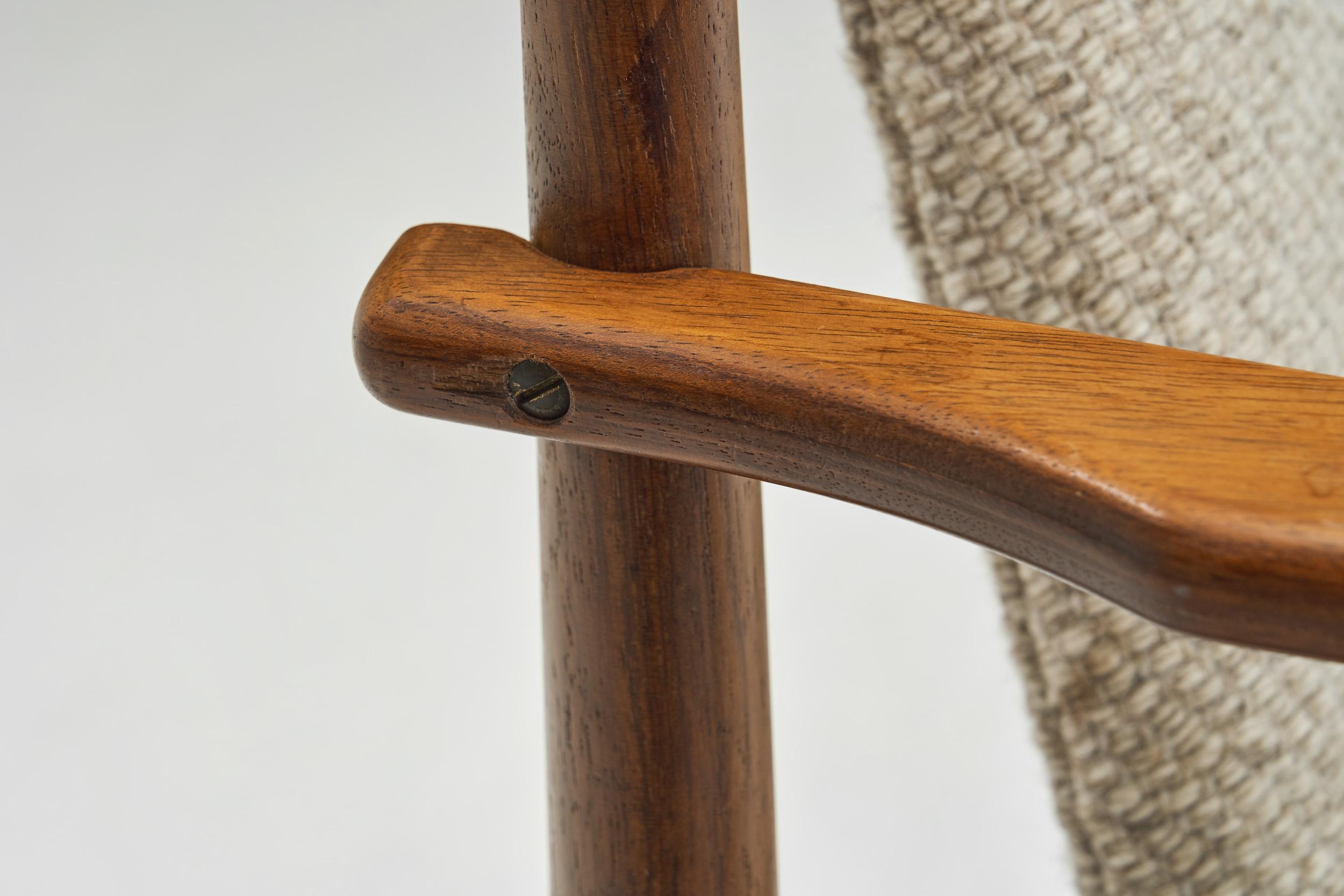 Sillón de madera maciza con asiento tapizado, Europa Siglo XX en venta 6
