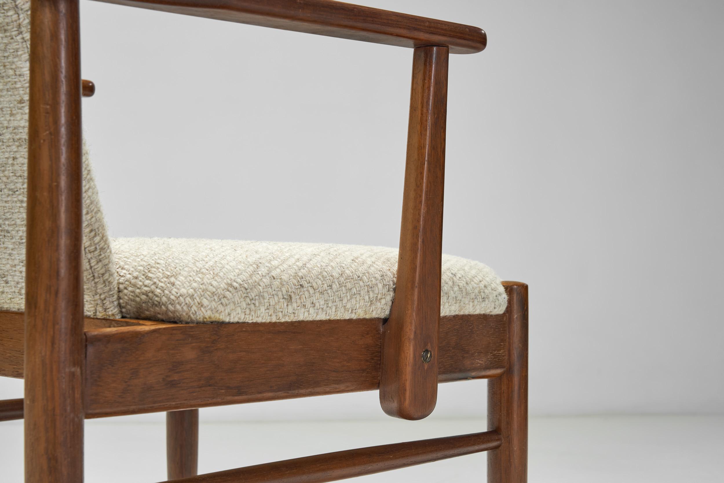 Sillón de madera maciza con asiento tapizado, Europa Siglo XX en venta 7