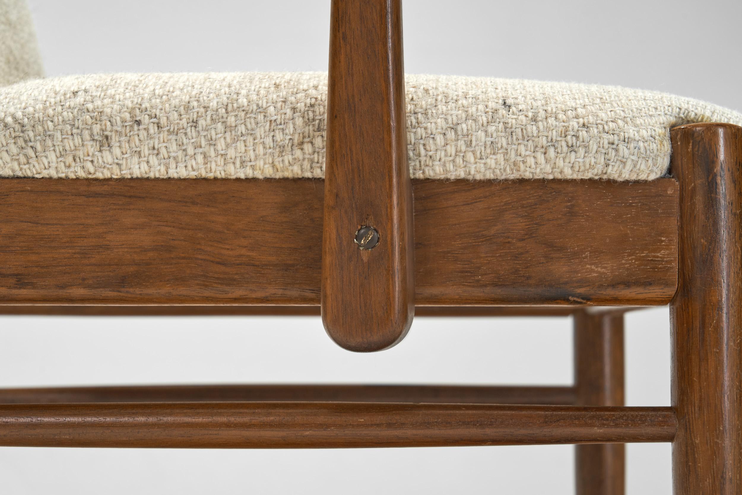 Sillón de madera maciza con asiento tapizado, Europa Siglo XX en venta 8