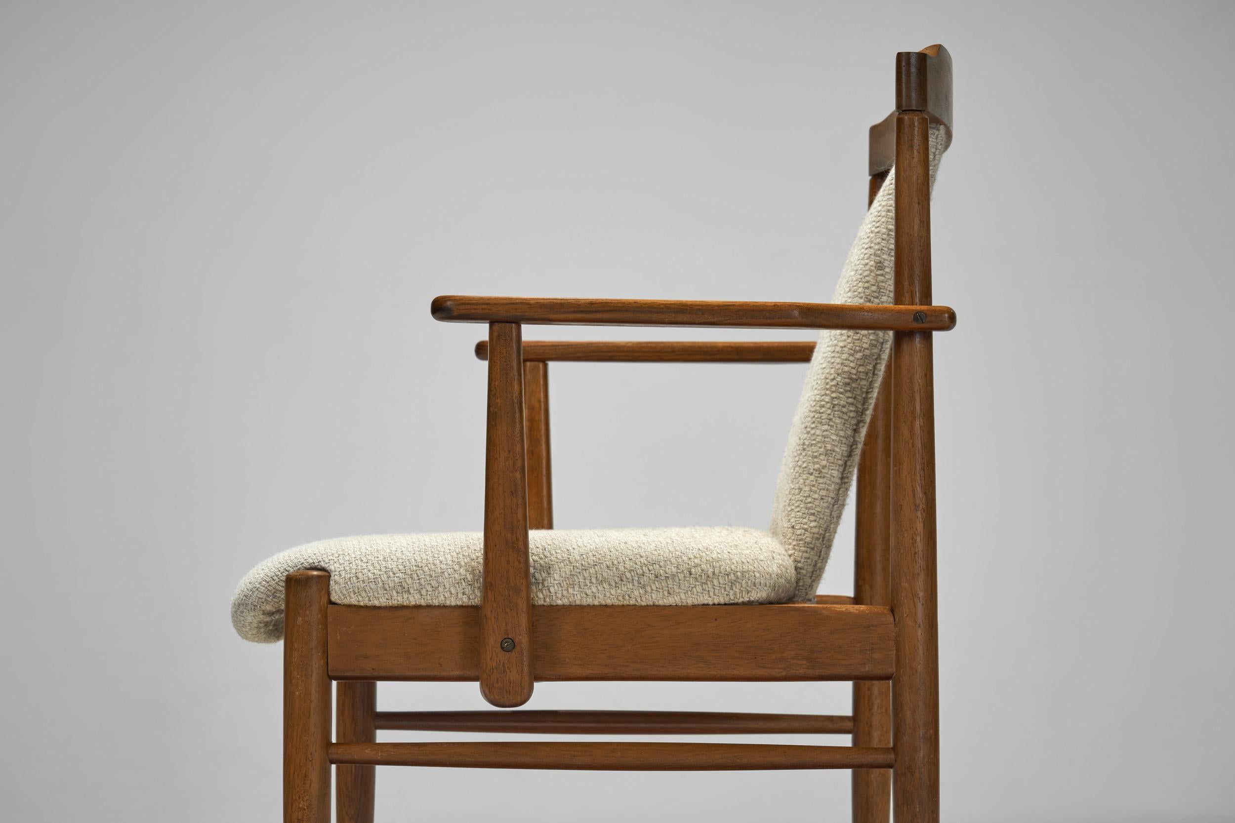 Sillón de madera maciza con asiento tapizado, Europa Siglo XX en venta 9