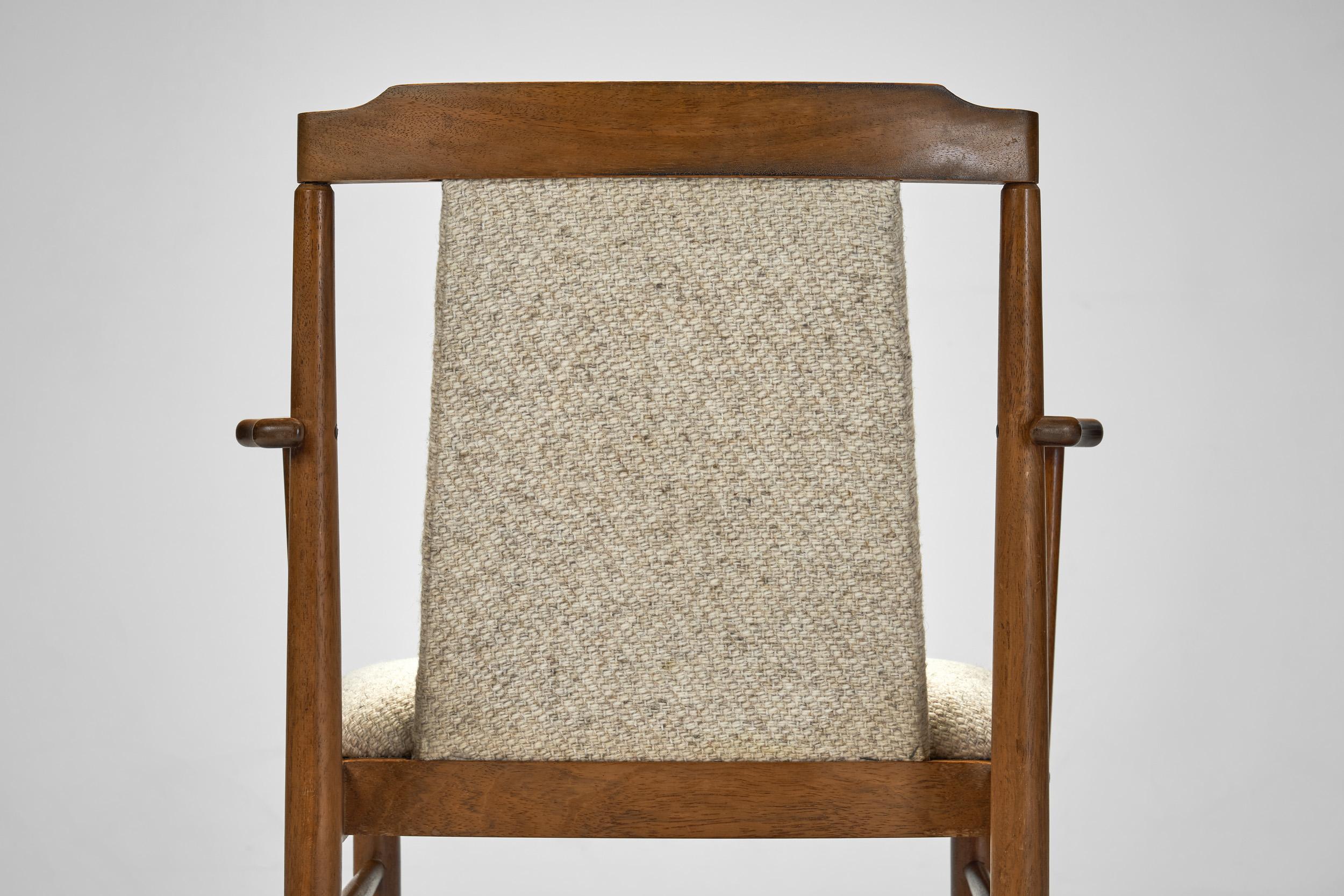 Sillón de madera maciza con asiento tapizado, Europa Siglo XX en venta 10