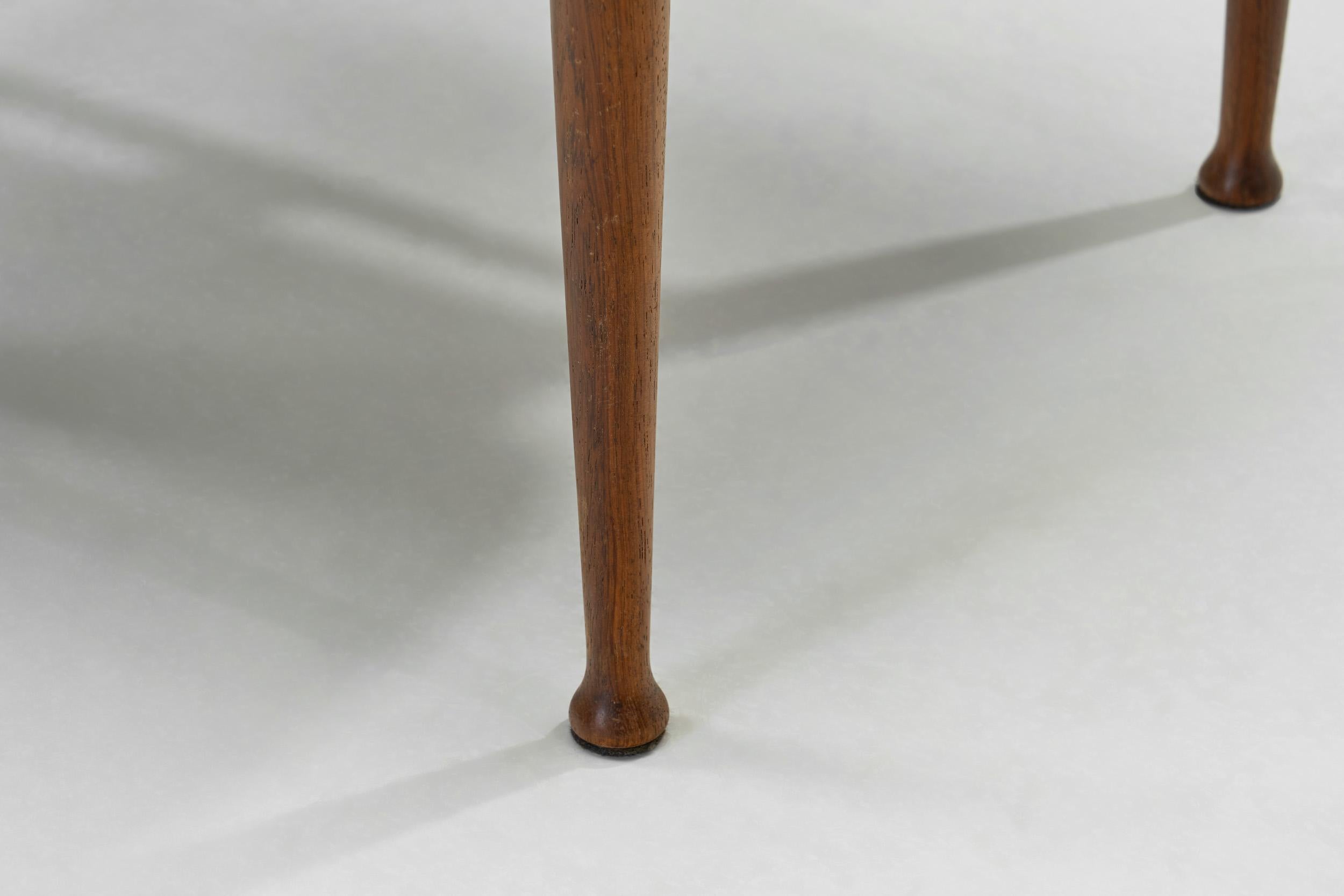 Sillón de madera maciza con asiento tapizado, Europa Siglo XX en venta 11