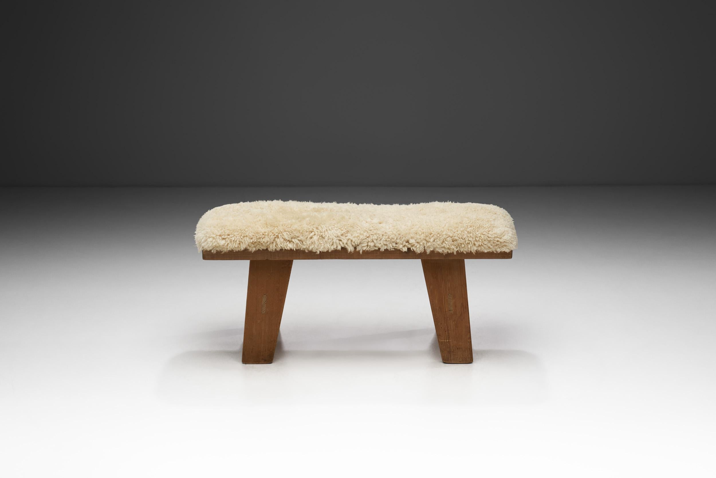 Mid-Century Modern Banc en bois de pin avec assise rembourrée par Krogenæs, Norvège 1960s en vente