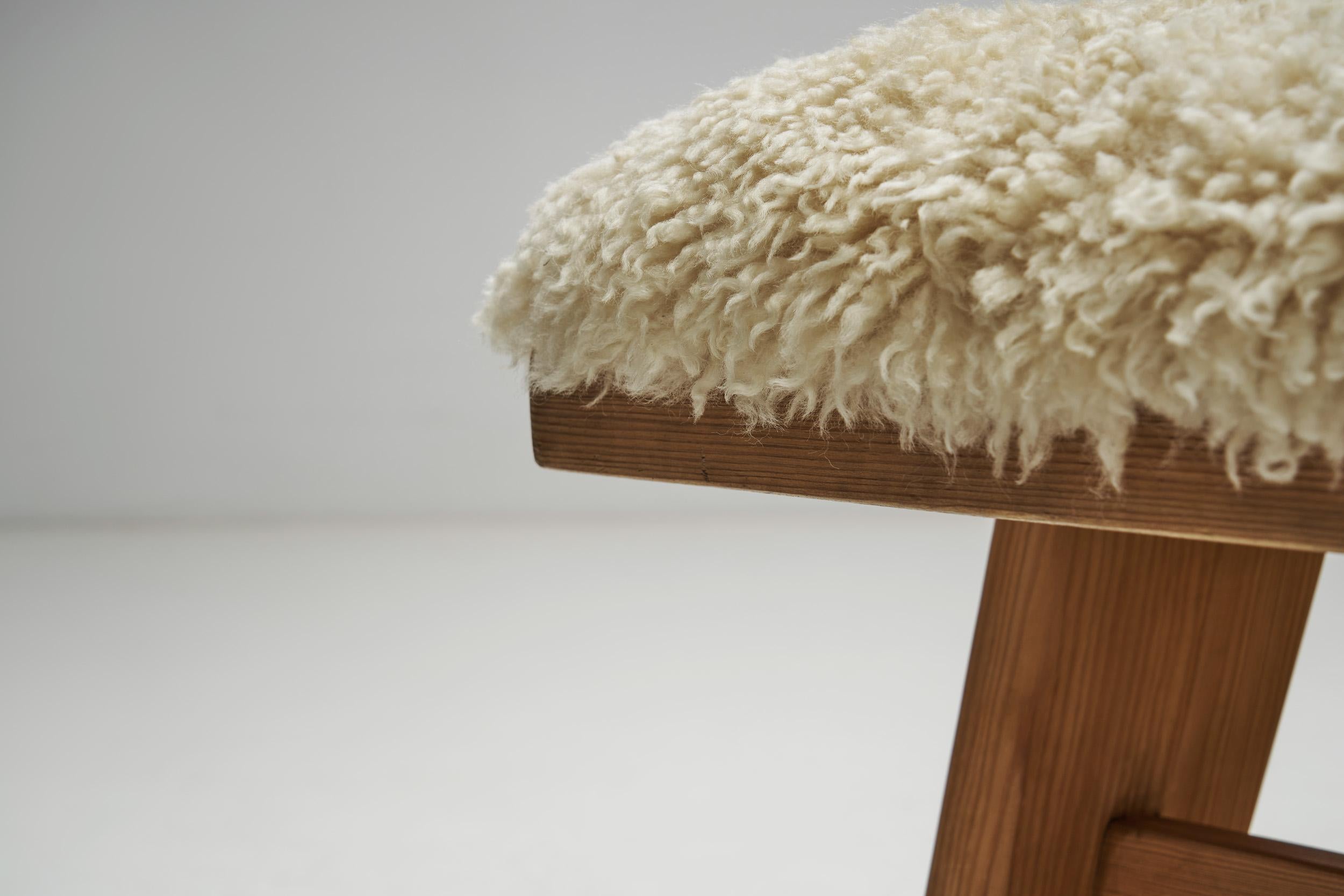 Banc en bois de pin avec assise rembourrée par Krogenæs, Norvège 1960s en vente 1