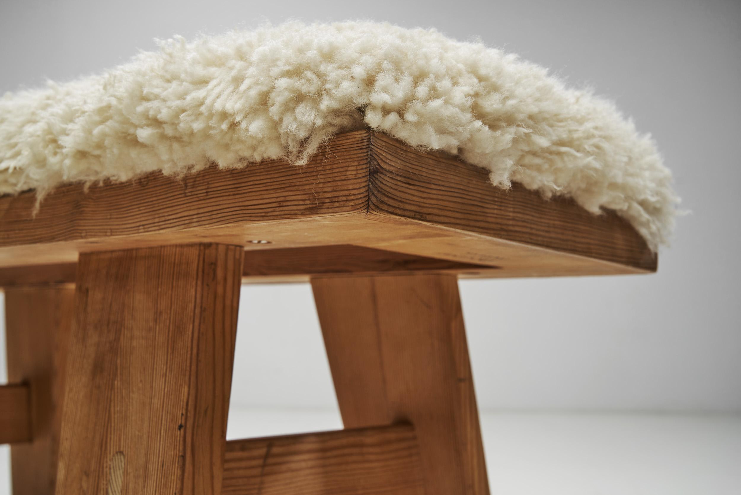 Banc en bois de pin avec assise rembourrée par Krogenæs, Norvège 1960s en vente 3