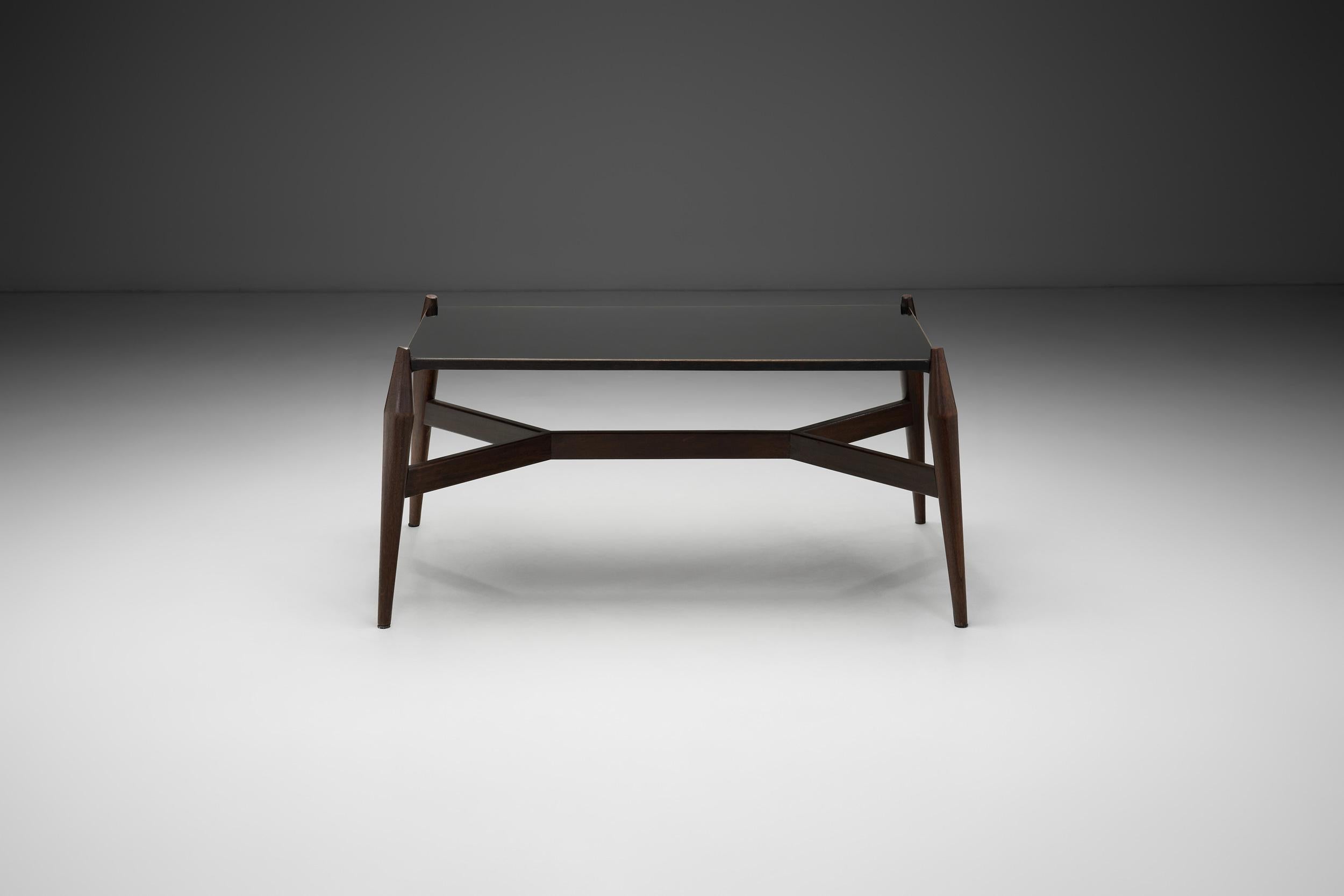 Mid-Century Modern Table basse moderne en formica noir et Wood, Europe vers 1950 en vente