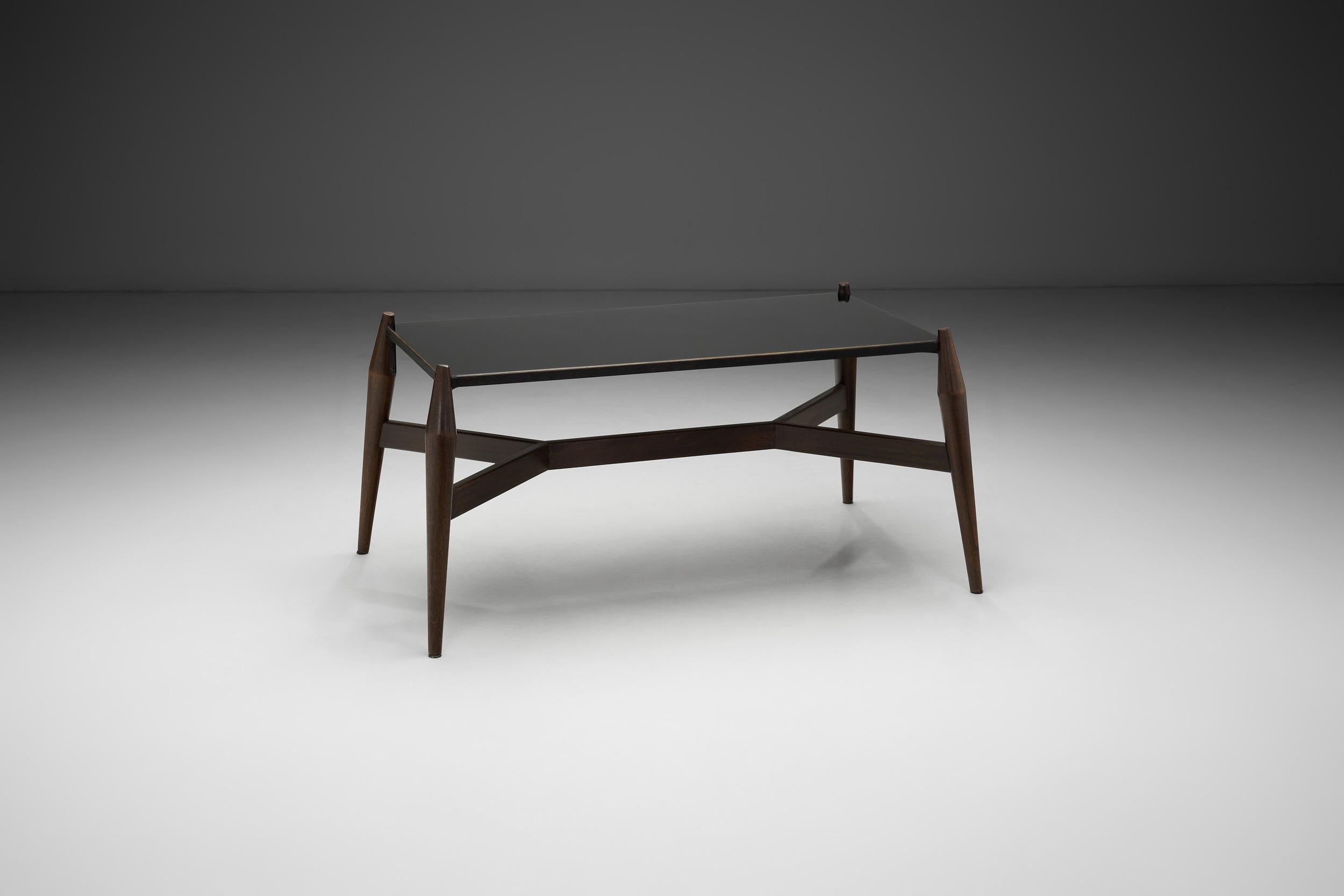 Européen Table basse moderne en formica noir et Wood, Europe vers 1950 en vente