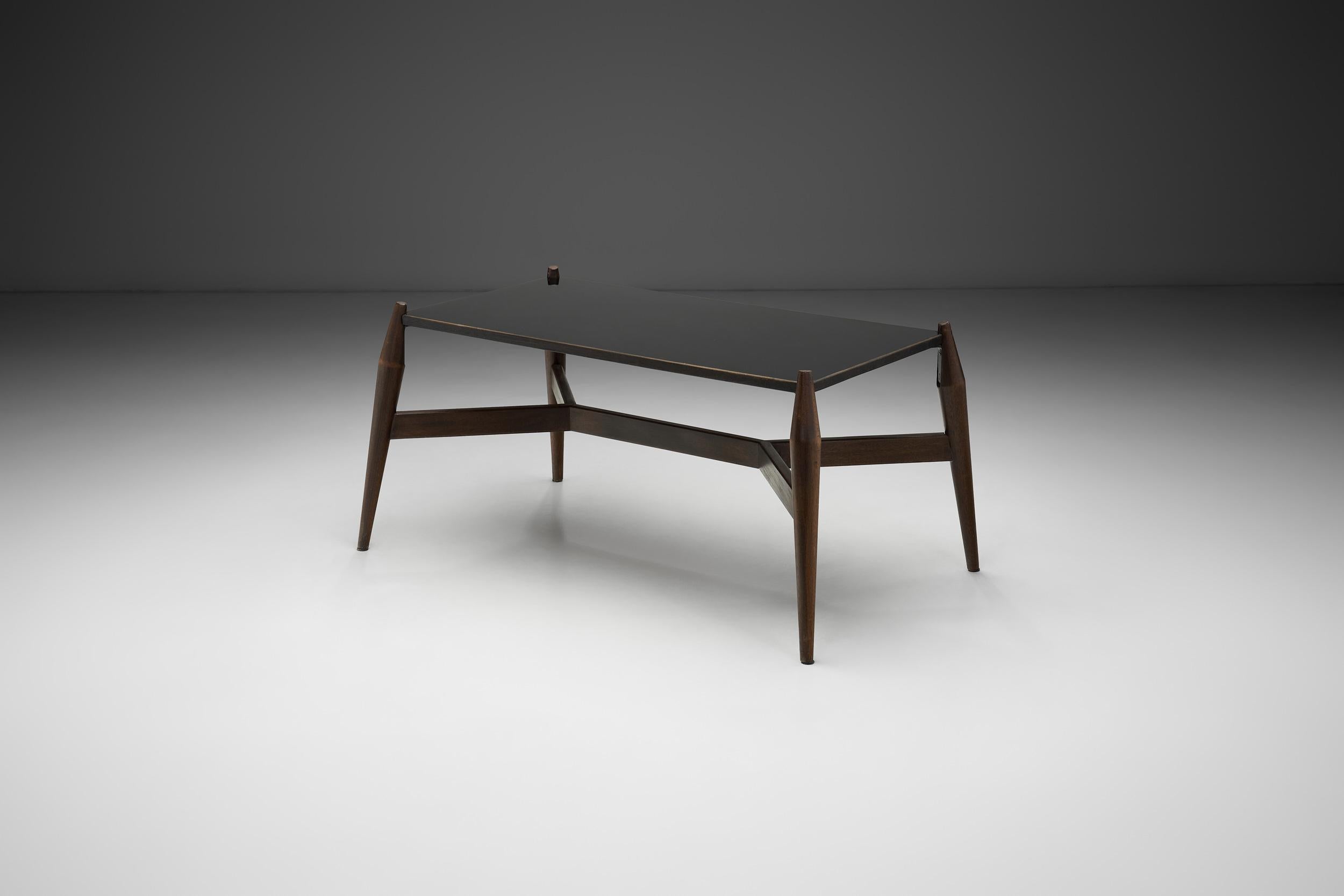 Table basse moderne en formica noir et Wood, Europe vers 1950 Bon état - En vente à Utrecht, NL