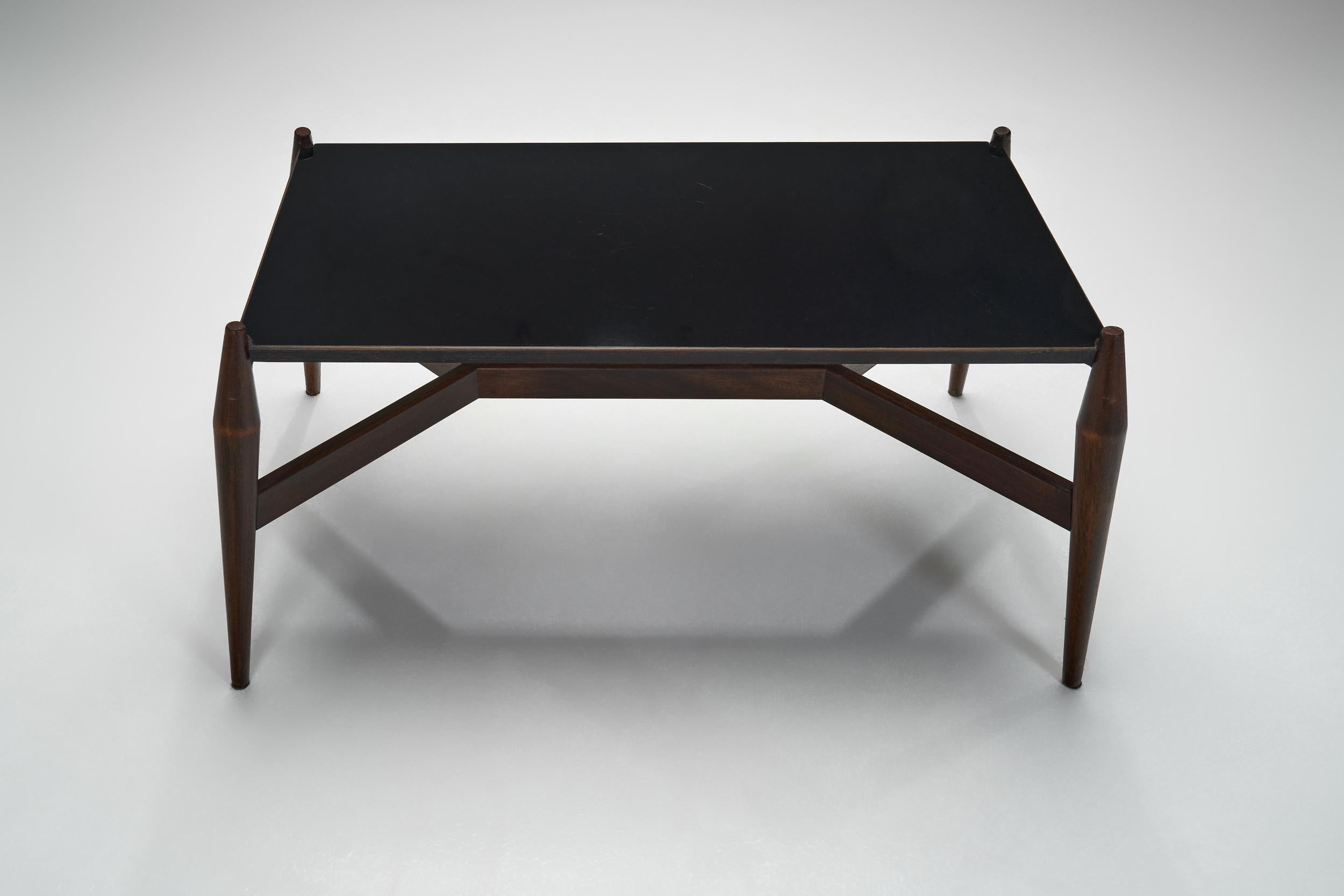 Milieu du XXe siècle Table basse moderne en formica noir et Wood, Europe vers 1950 en vente