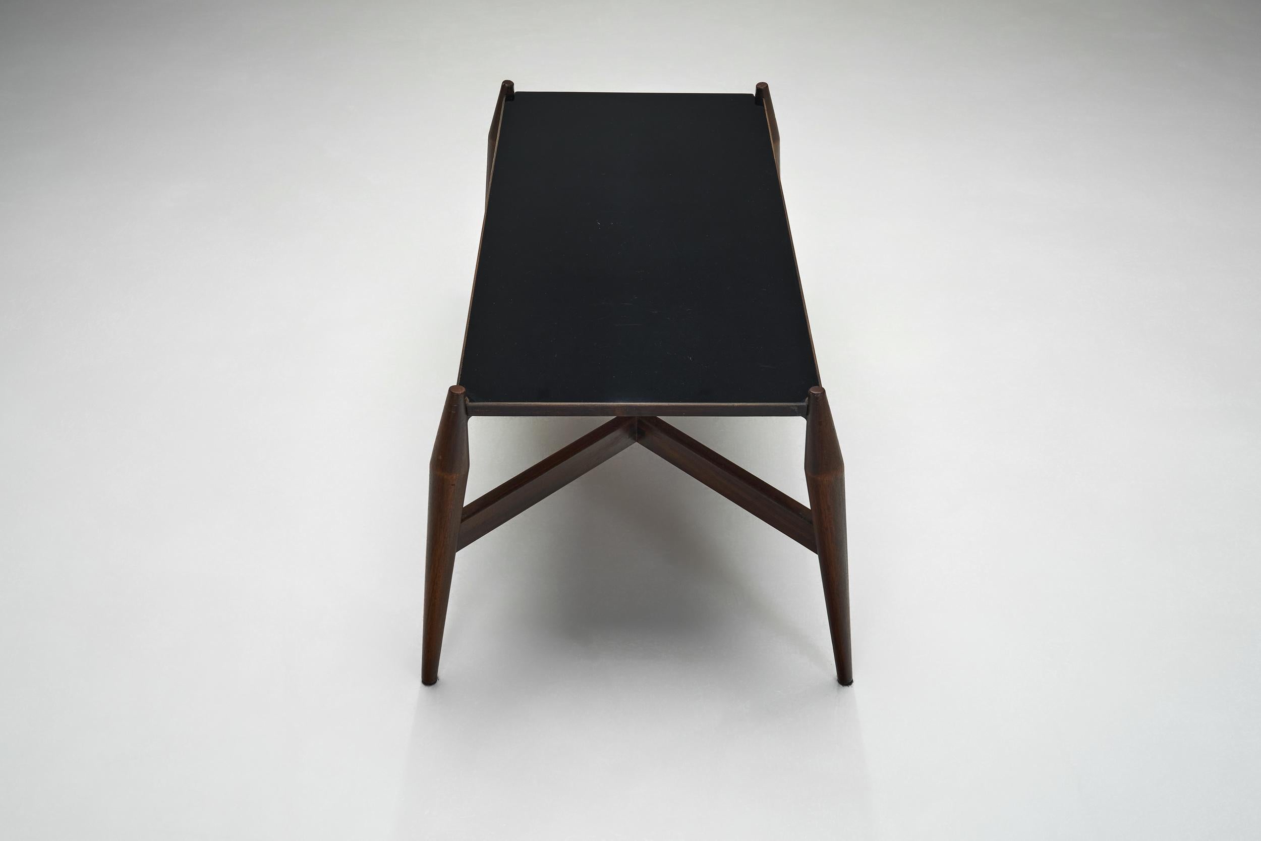 Table basse moderne en formica noir et Wood, Europe vers 1950 en vente 1