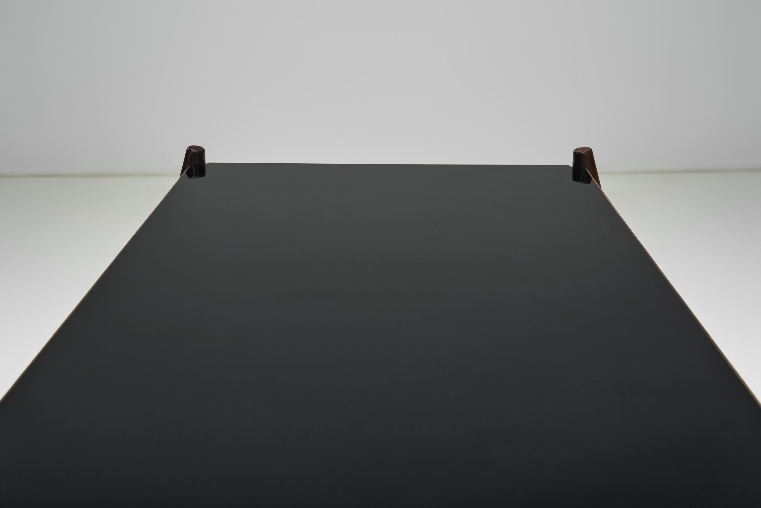 Table basse moderne en formica noir et Wood, Europe vers 1950 en vente 2