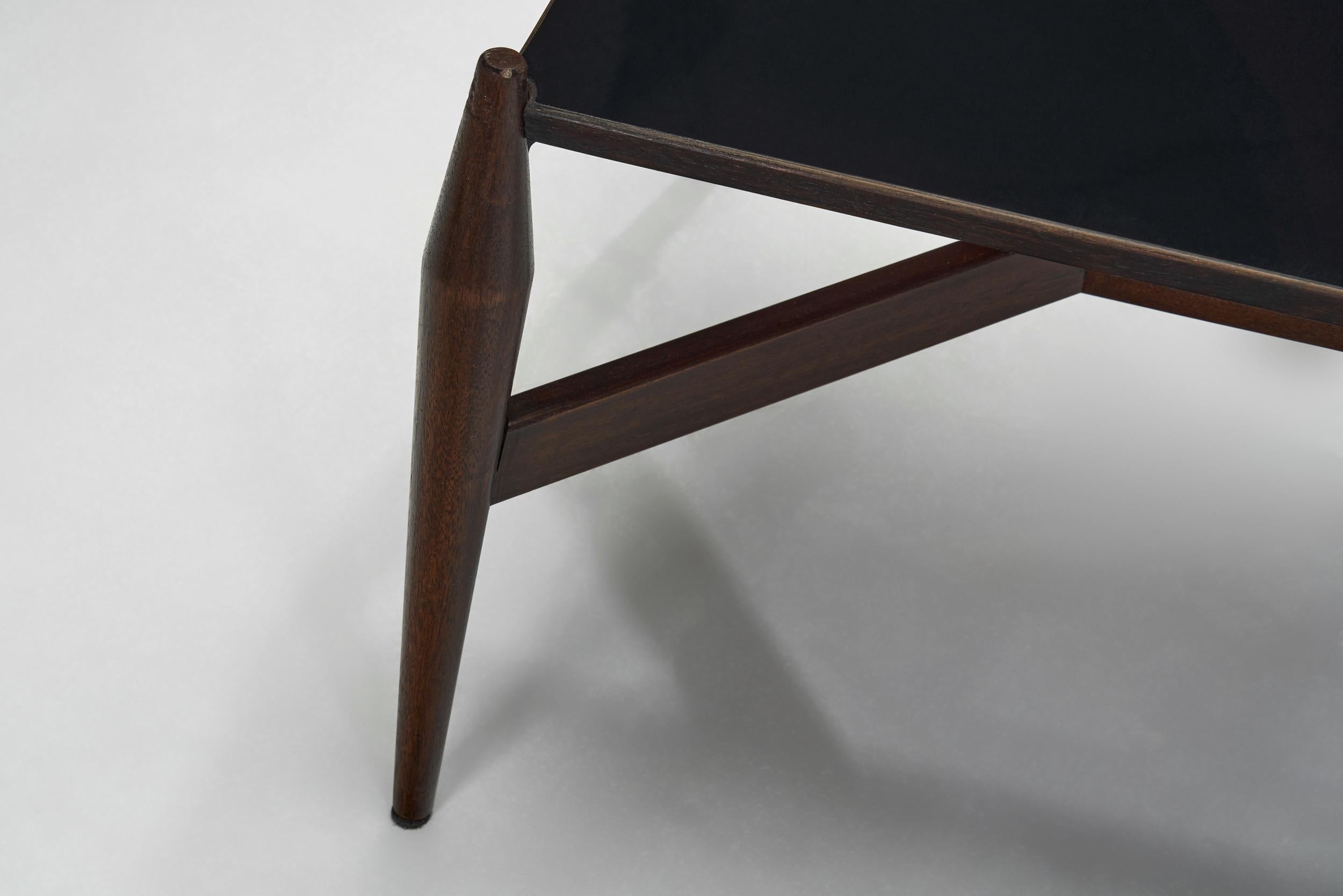 Table basse moderne en formica noir et Wood, Europe vers 1950 en vente 7