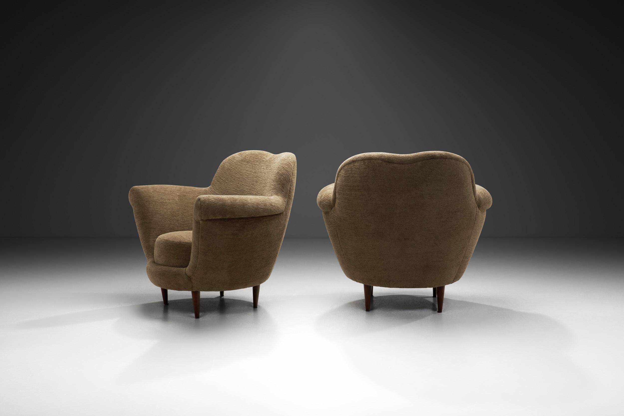 italien Paire de fauteuils Federico Munari (Attr.) à pieds fuselés, Italie années 1950 en vente